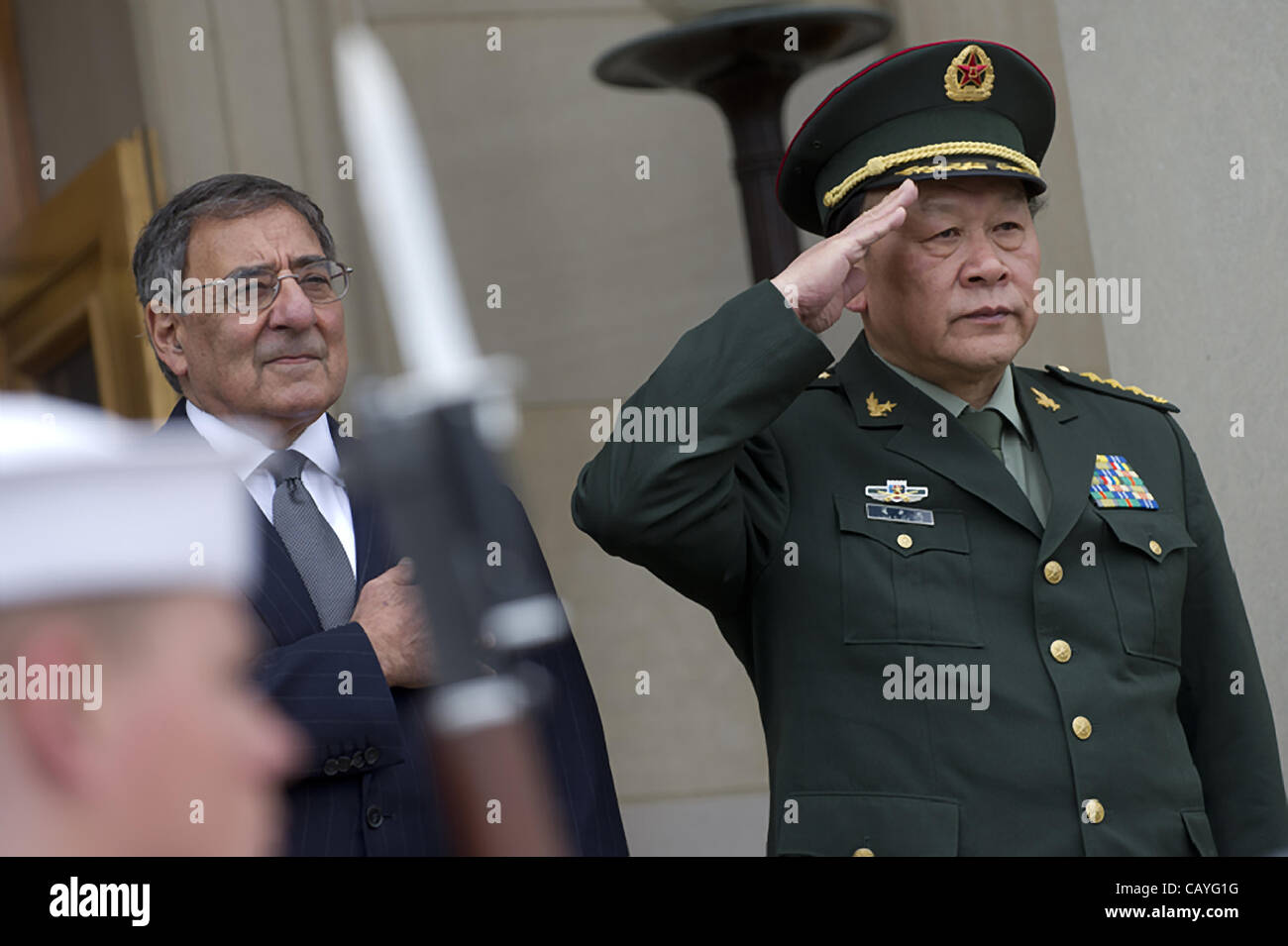 Verteidigungsminister Leon E. Panetta beherbergt eine Ehre Cordon Chinas Minister der nationalen Verteidigung General Liang Guanglie ins Pentagon begrüßen 7. Mai 2012 in Pentagon City, VA. Stockfoto