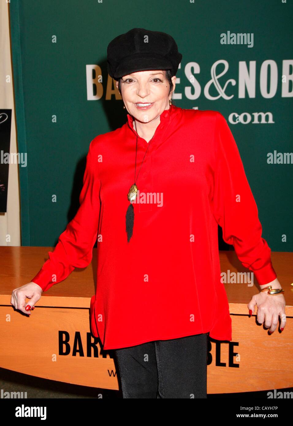 Liza Minnelli im Inneren für Liza Minnelli: Leben im Wintergarten, Barnes und Noble Buchhandlung, New York, NY 9. Mai 2012. Foto von: Laura Cavanaugh/Everett Collection Stockfoto