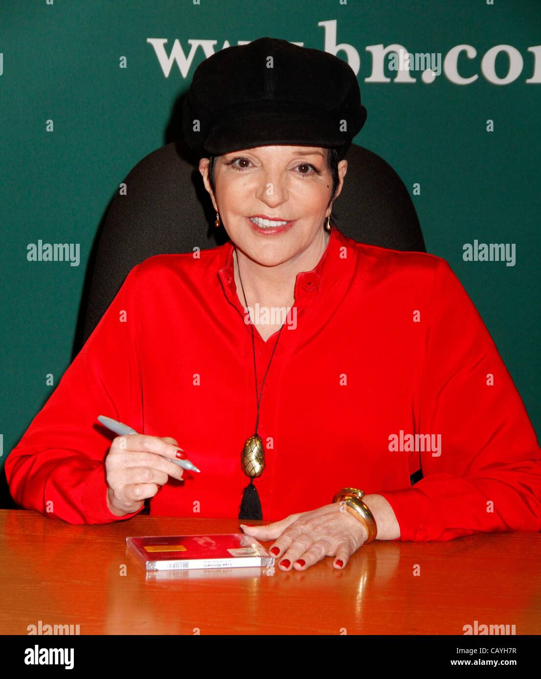 Liza Minnelli im Inneren für Liza Minnelli: Leben im Wintergarten, Barnes und Noble Buchhandlung, New York, NY 9. Mai 2012. Foto von: Laura Cavanaugh/Everett Collection Stockfoto