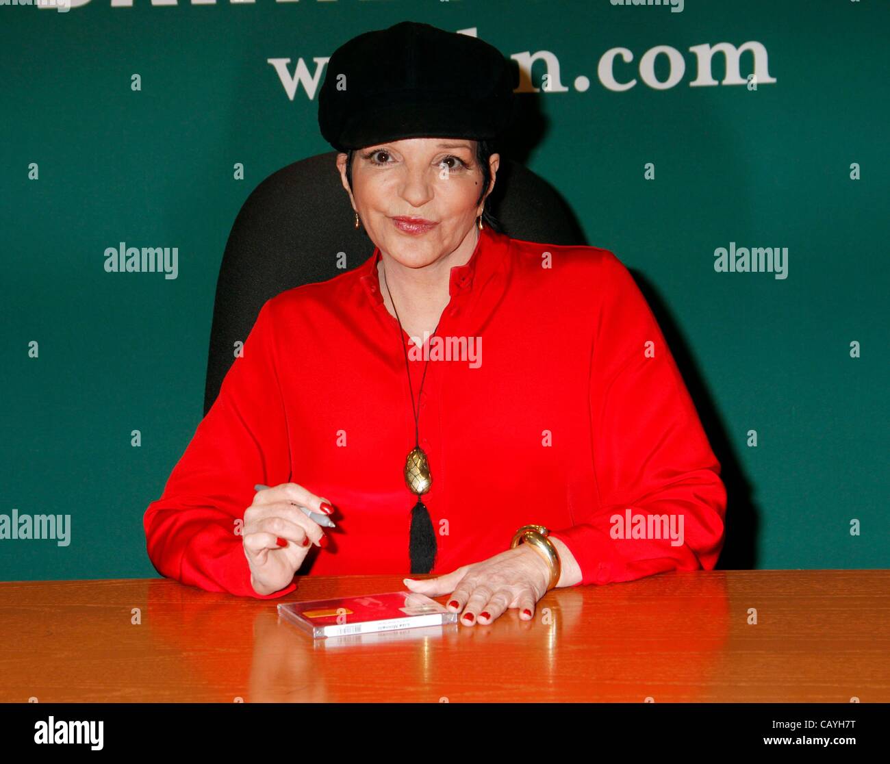 Liza Minnelli im Inneren für Liza Minnelli: Leben im Wintergarten, Barnes und Noble Buchhandlung, New York, NY 9. Mai 2012. Foto von: Laura Cavanaugh/Everett Collection Stockfoto
