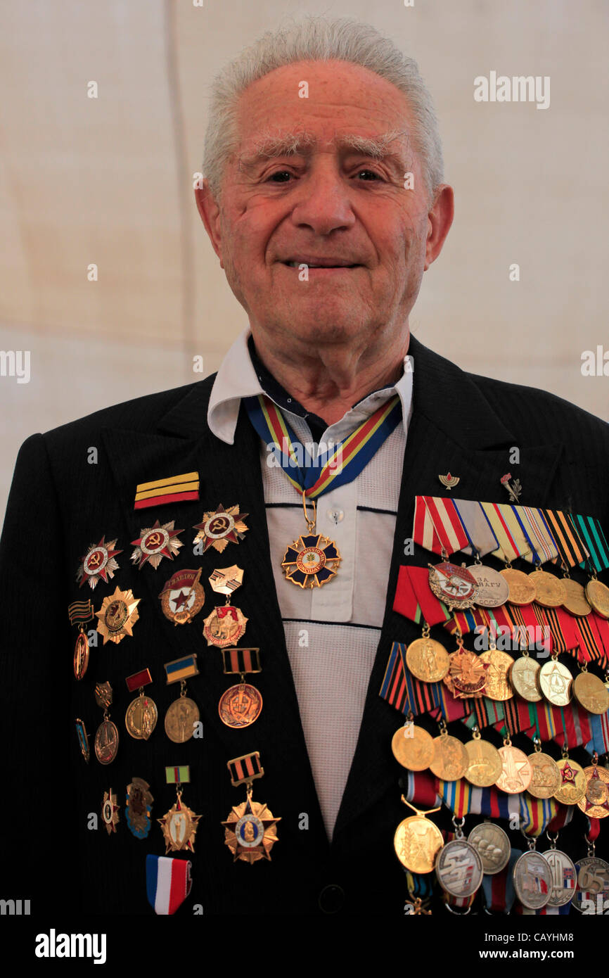 Ein sowjetischer jüdischer Veteran des Zweiten Weltkriegs, dessen Medaillen während der Zeremonie in seiner alten Uniform festgeklemmt wurden, um den Sieg der Alliierten über Nazi-Deutschland in Israel zu markieren Stockfoto