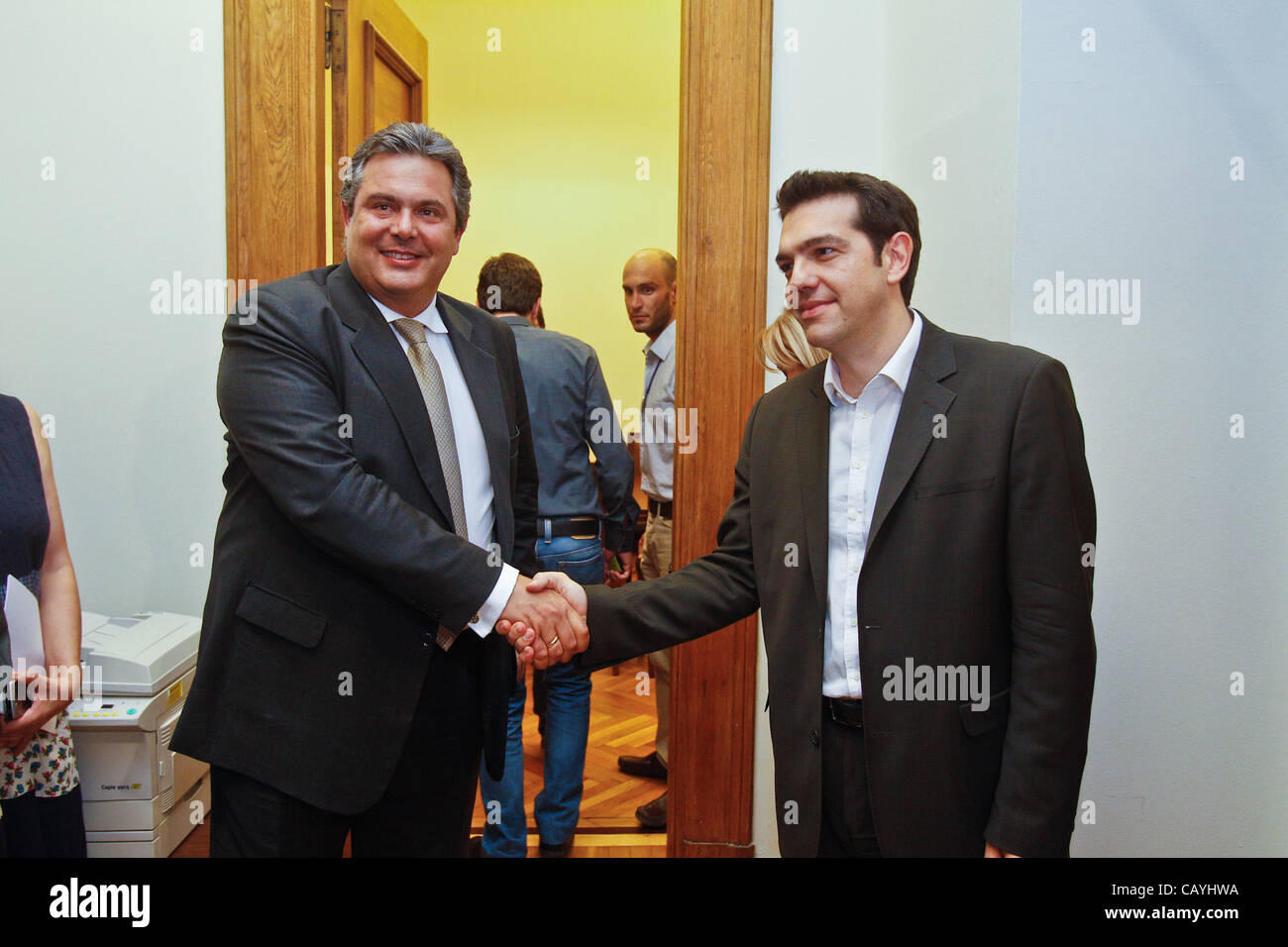 Athen, Griechenland - Führer der Partei Unabhängige Griechen, Panos Kammenos (L) trifft sich mit griechischen Führer der Koalition der radikalen Linken (Syriza), Alexis Tsipras im griechischen Parlament in Athen am 9. Mai 2012. Athen bereit, ein hart verdientes Rettungspaket nach Wahlen in die Wähler zu graben Stockfoto