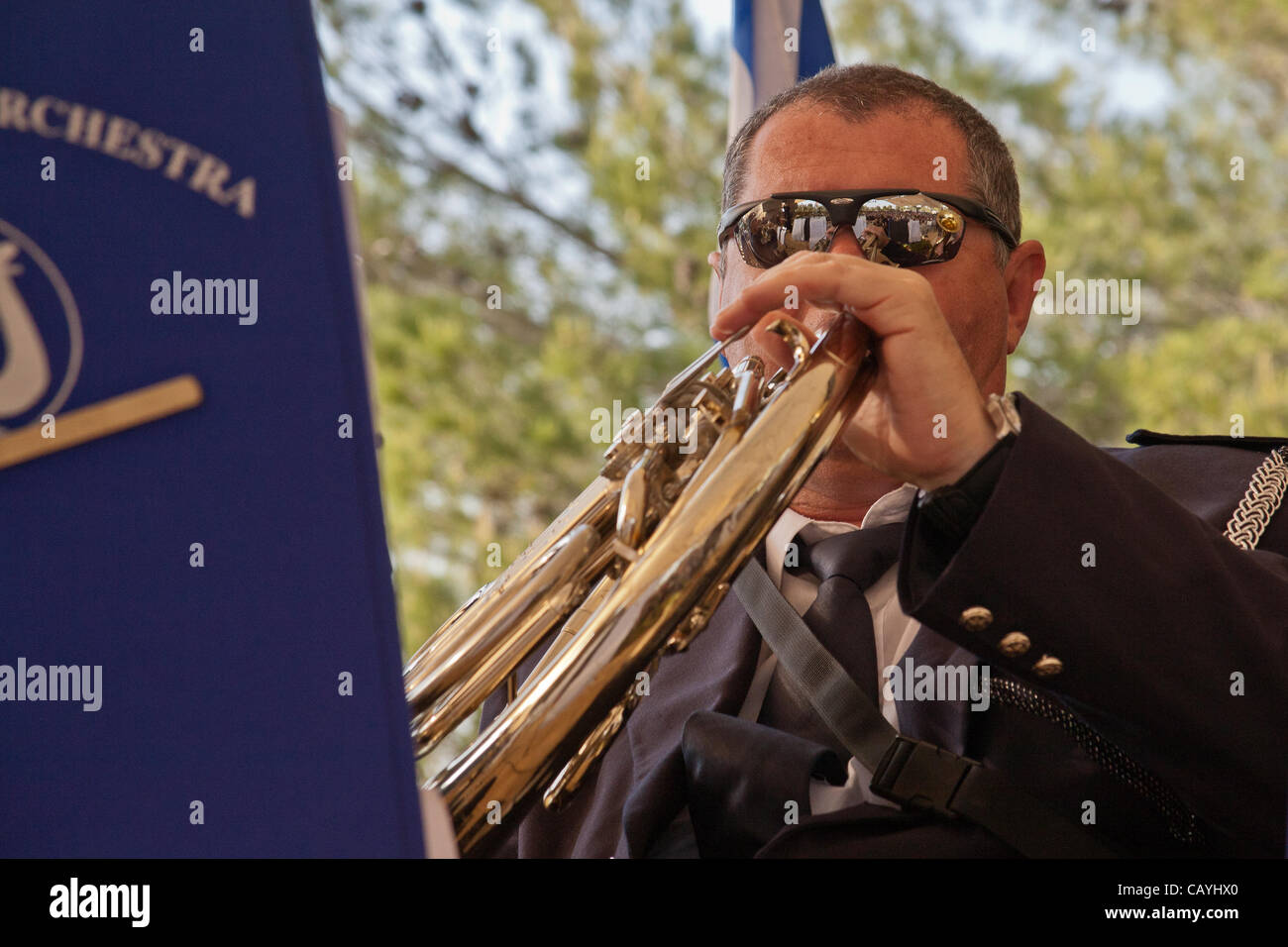 Israel Polizei-Band spielt bei einer Zeremonie zum Gedenken an den Sieg der Alliierten über Nazideutschland in Yad Vashem Holocaust Museum. Jerusalem, Israel. 9. Mai 2012. Stockfoto