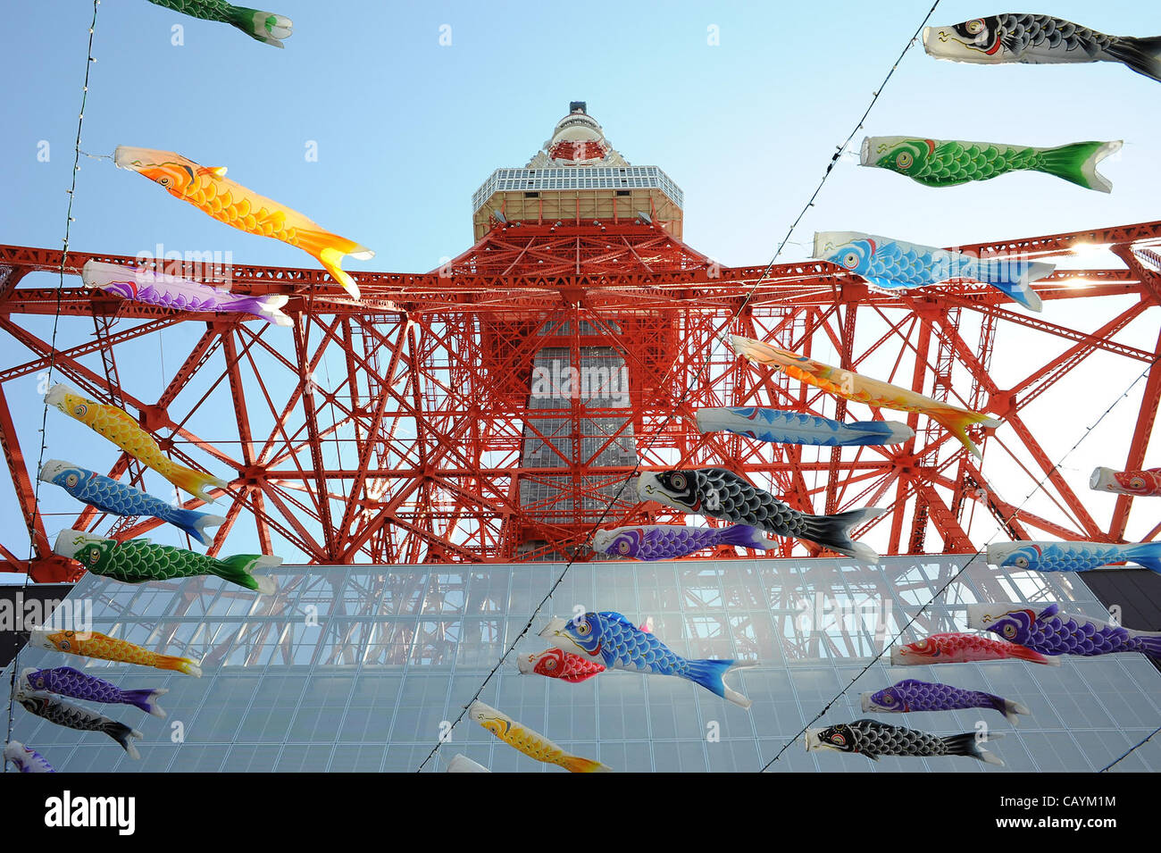 5. Mai 2012, Tokyo, Japan - viele Menschen versammelten sich unter den Tokyo Tower, der Koinobori zu unterstützen (d. h. der Karpfens Streamer) am 5. Mai, den Kindertag in Japan. Koinobori sind Karpfen-förmigen Wind Socken dekoriert mit Karpfen Muster Zeichnungen auf Papier, Stoff oder anderen Materialien, traditionell f Stockfoto