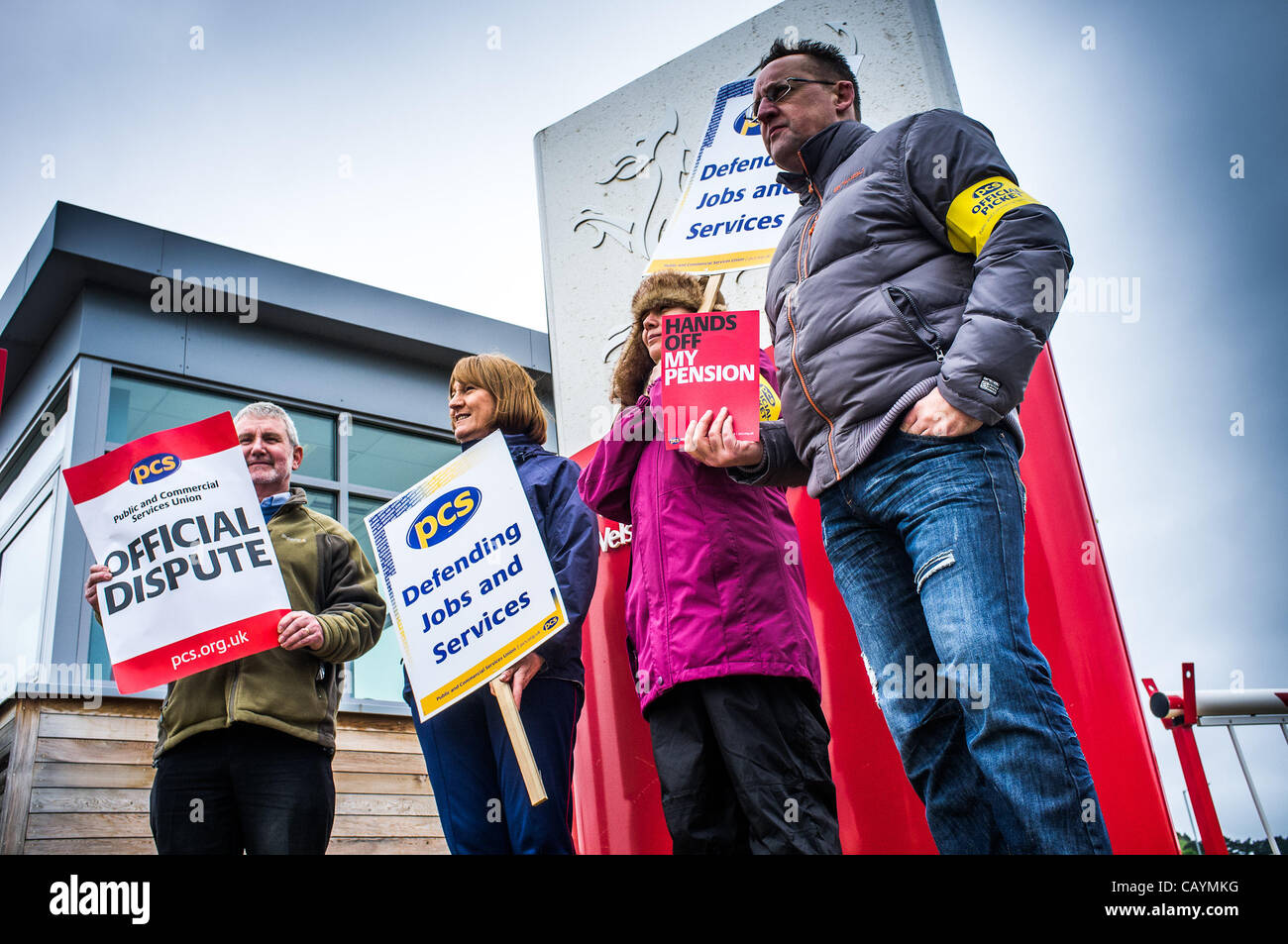 10. Mai 2012, Aberystwyth Wales UK: Öffentliche auffällig und Commercial Services Union (PCS) Member Streikposten vor dem Büro der Wales Asembly Regierung als Teil einer breiten Tag Action UK. Es wird geschätzt, dass mehr als 90 % ihrer Mitglieder in den Streik bei der Verteidigung ihrer Renten herauskam Stockfoto