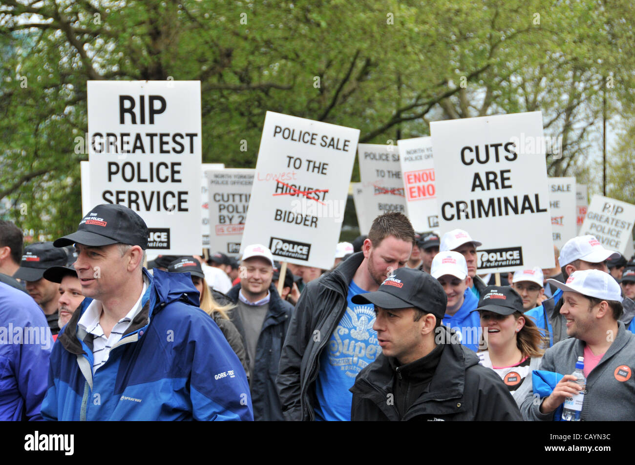 Off Duty Polizisten halten transparente mit den Parolen "RIP größte Polizeidienst" und "Kürzungen sind kriminell, wie sie gegen Kürzungen im Dienst protestieren. Donnerstag, 10. Mai 2012. Millbank, London, UK. Stockfoto