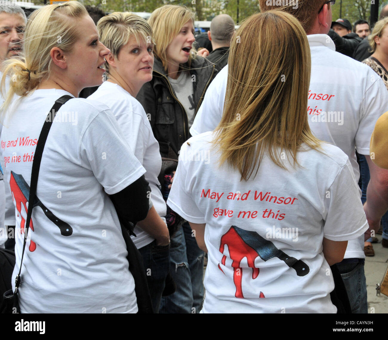 Off Duty Frauen Polizisten protestieren gegen Kürzungen bei der Polizei, tragen t-Shirts mit dem Slogan "kann und Winsor gab mir dieses ein Dolchstoß in den Rücken". Donnerstag, 10. Mai 2012... Millbank, London, UK. Stockfoto