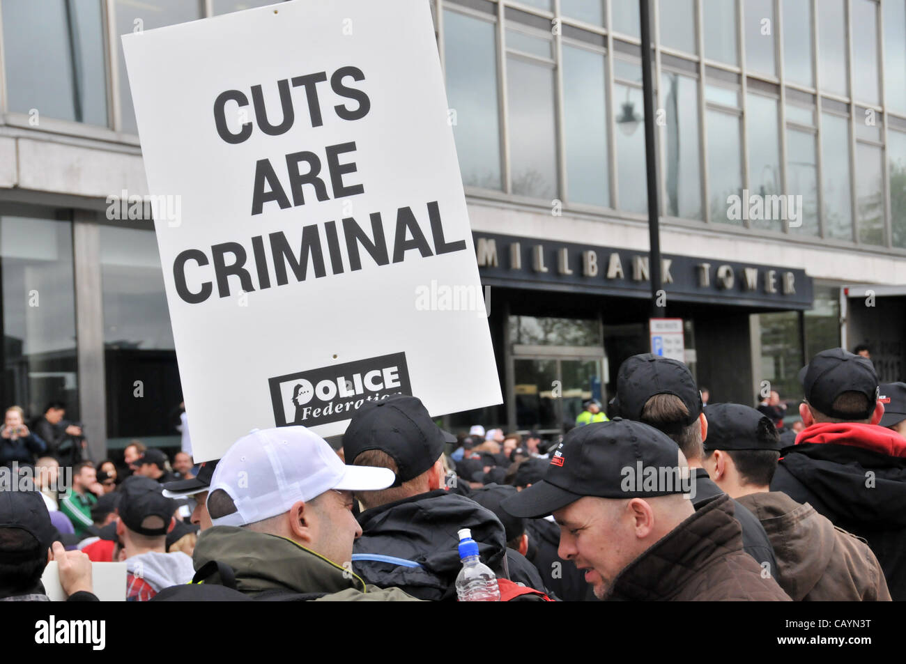 Off Duty Polizisten halten Banner mit dem Slogan "Kürzungen sind kriminelle außen Millbank Tower, wie sie gegen Kürzungen im Dienst protestieren. Donnerstag, 10. Mai 2012. Millbank, London, UK. Stockfoto