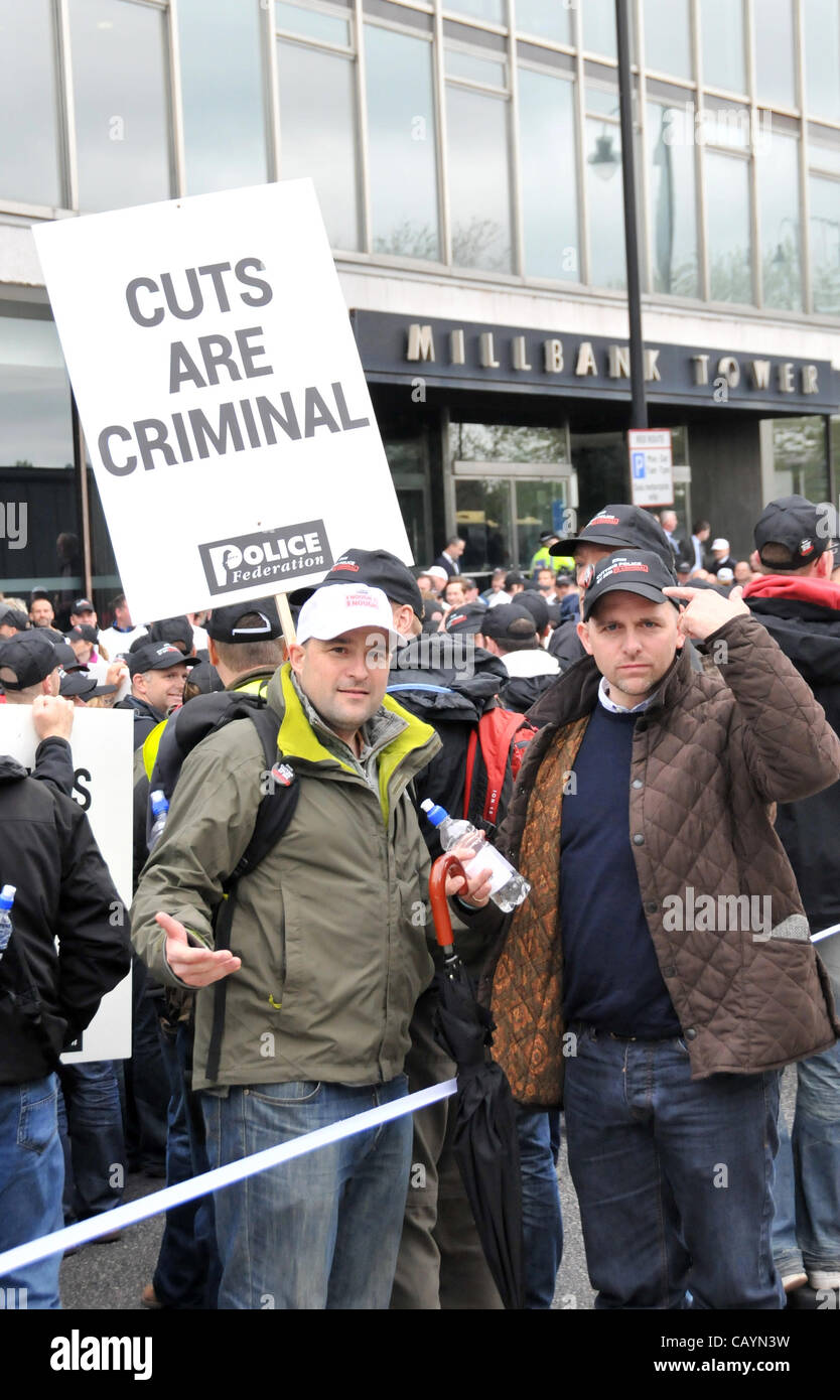 Off Duty Polizisten halten Banner mit dem Slogan "Kürzungen sind kriminelle außen Millbank Tower, wie sie gegen Kürzungen im Dienst protestieren. Donnerstag, 10. Mai 2012. Millbank, London, UK. Stockfoto
