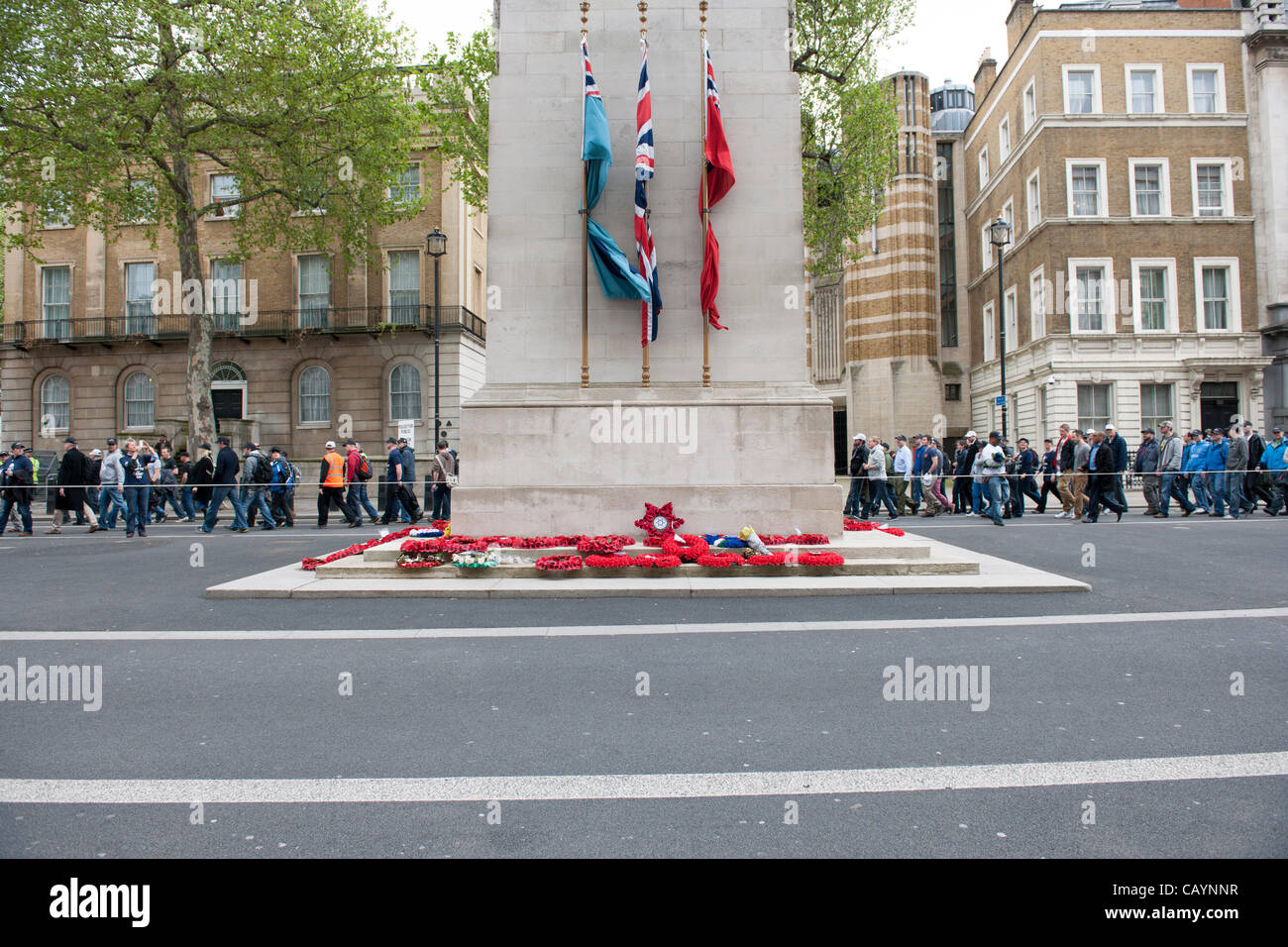 UK Polizisten protestieren gegen Kürzungen der Regierung bei der Polizeiarbeit Datei vorbei das Kenotaph, wie sie entlang Whitehall in London marschieren Stockfoto