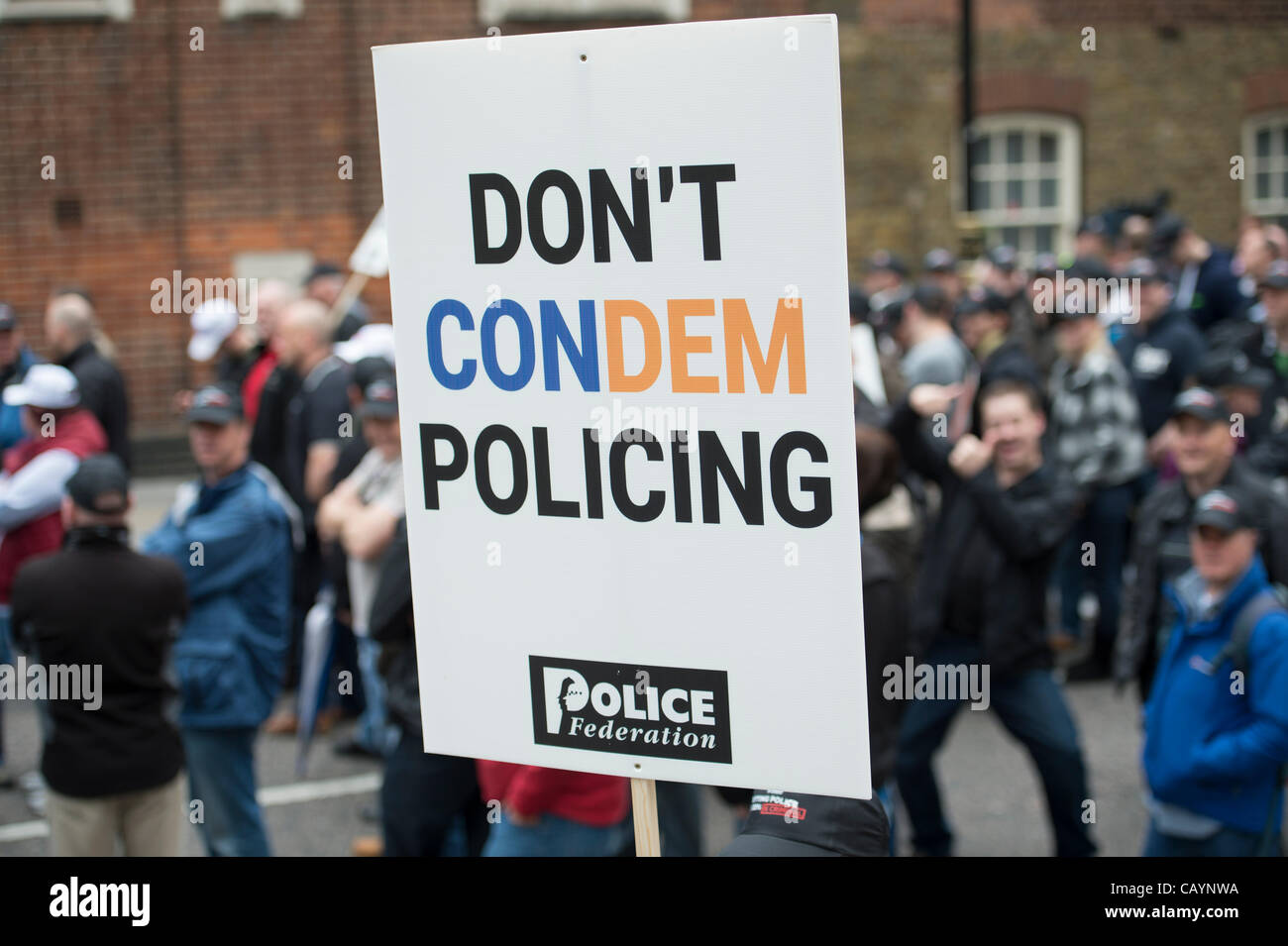 UK-Polizisten marschieren im Zentrum von London gegen die 20 % Kürzungen im Haushalt für polizeiliche festgelegt von der gegenwärtigen Regierung. Stockfoto