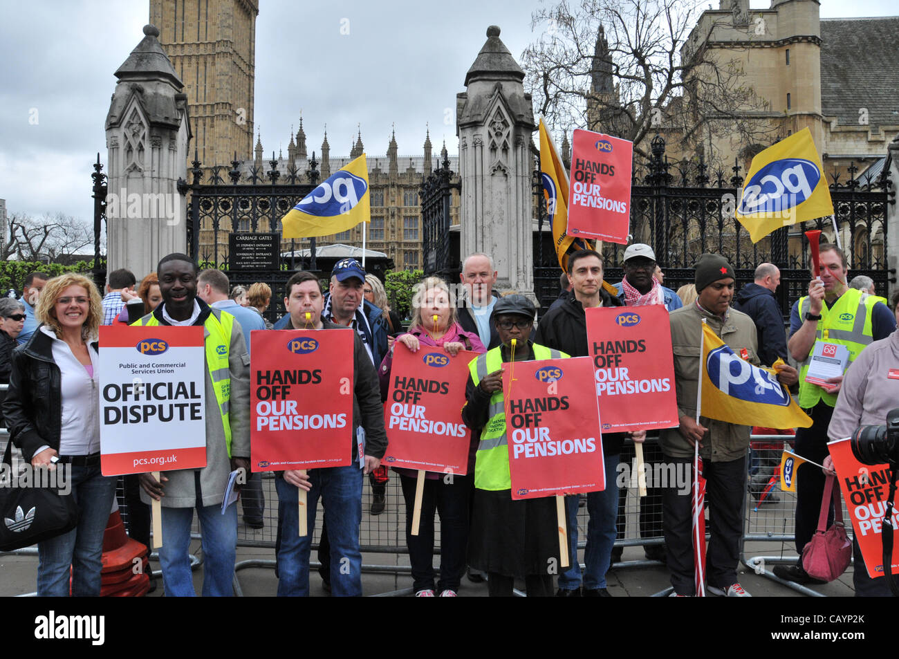 PCS Gewerkschaftsmitglieder streiken über Rentenreformen außerhalb der Houses of Parliament, London, UK. Donnerstag, 10. Mai 2012 Stockfoto
