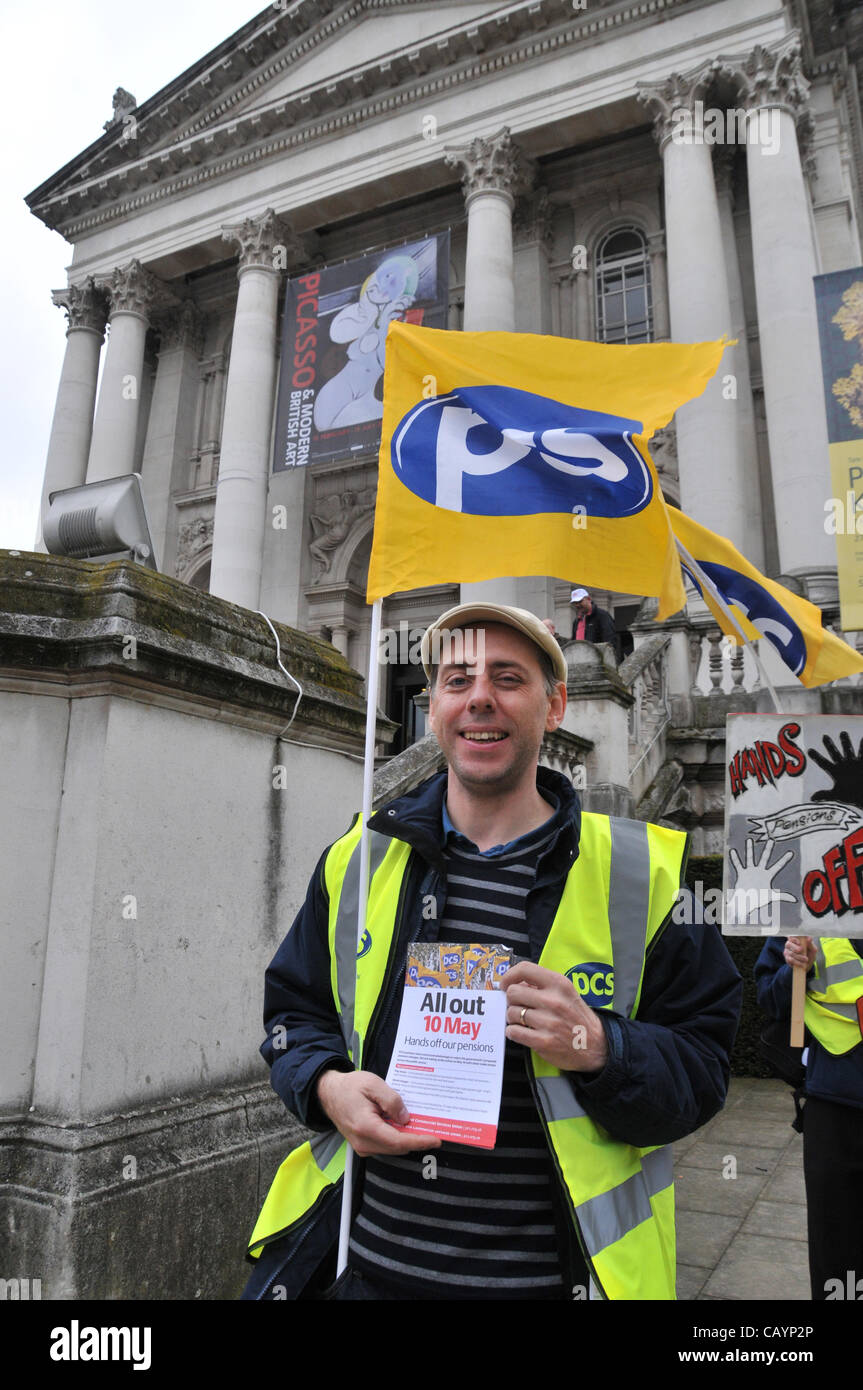 PCS Gewerkschaftsmitglieder streiken über Rentenreformen außerhalb der Tate Britain Gallery, London, UK. Donnerstag, 10. Mai 2012 Stockfoto