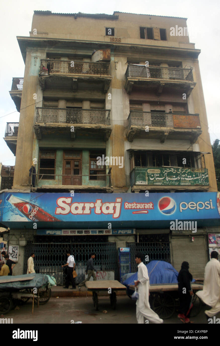 Ein Blick auf beschädigte Teile eines alten Gebäudes, die schweren Unfall verursachen können, braucht die Aufmerksamkeit der betreffenden Fakultät Saddar Bereich in Karachi auf Donnerstag, 10. Mai 2012. Stockfoto