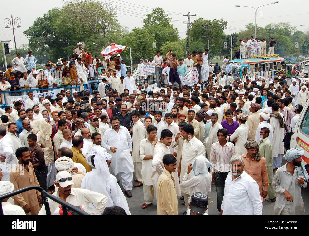 Milchbauern sammeln an Court Road, wie sie für die Erhöhung der Milchpreis in Lahore auf Donnerstag, 10. Mai 2012 protestieren. Stockfoto