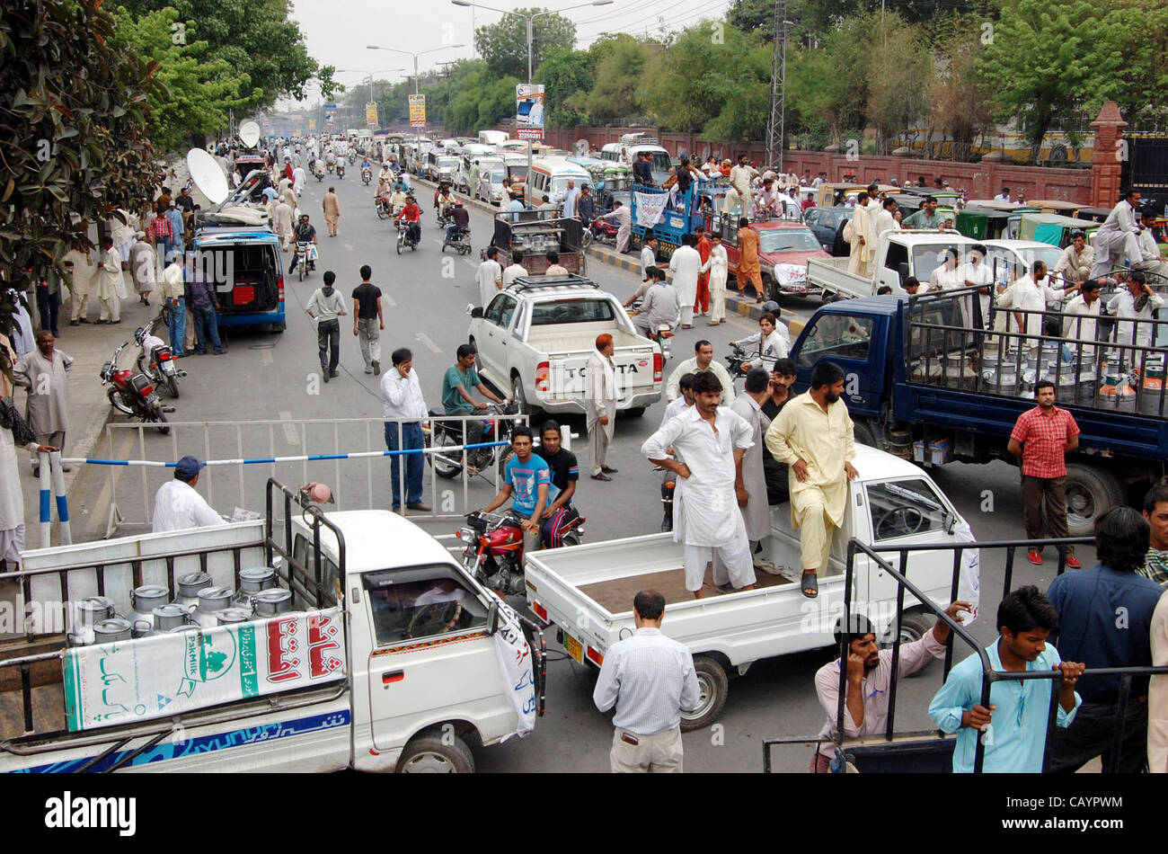 Milchbauern sammeln an Court Road, wie sie für die Erhöhung der Milchpreis in Lahore auf Donnerstag, 10. Mai 2012 protestieren. Stockfoto
