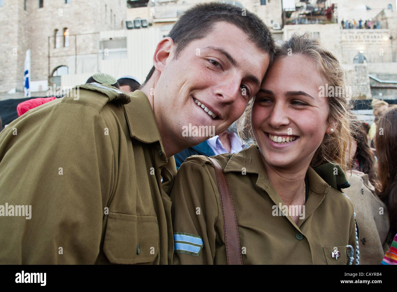 Private Nadav Paldi posiert für Fotos mit körperlichen Freundin vor Beginn seines Eides der Treue Zeremonie an der Klagemauer. Jerusalem, Israel. 10. Mai 2012. Stockfoto