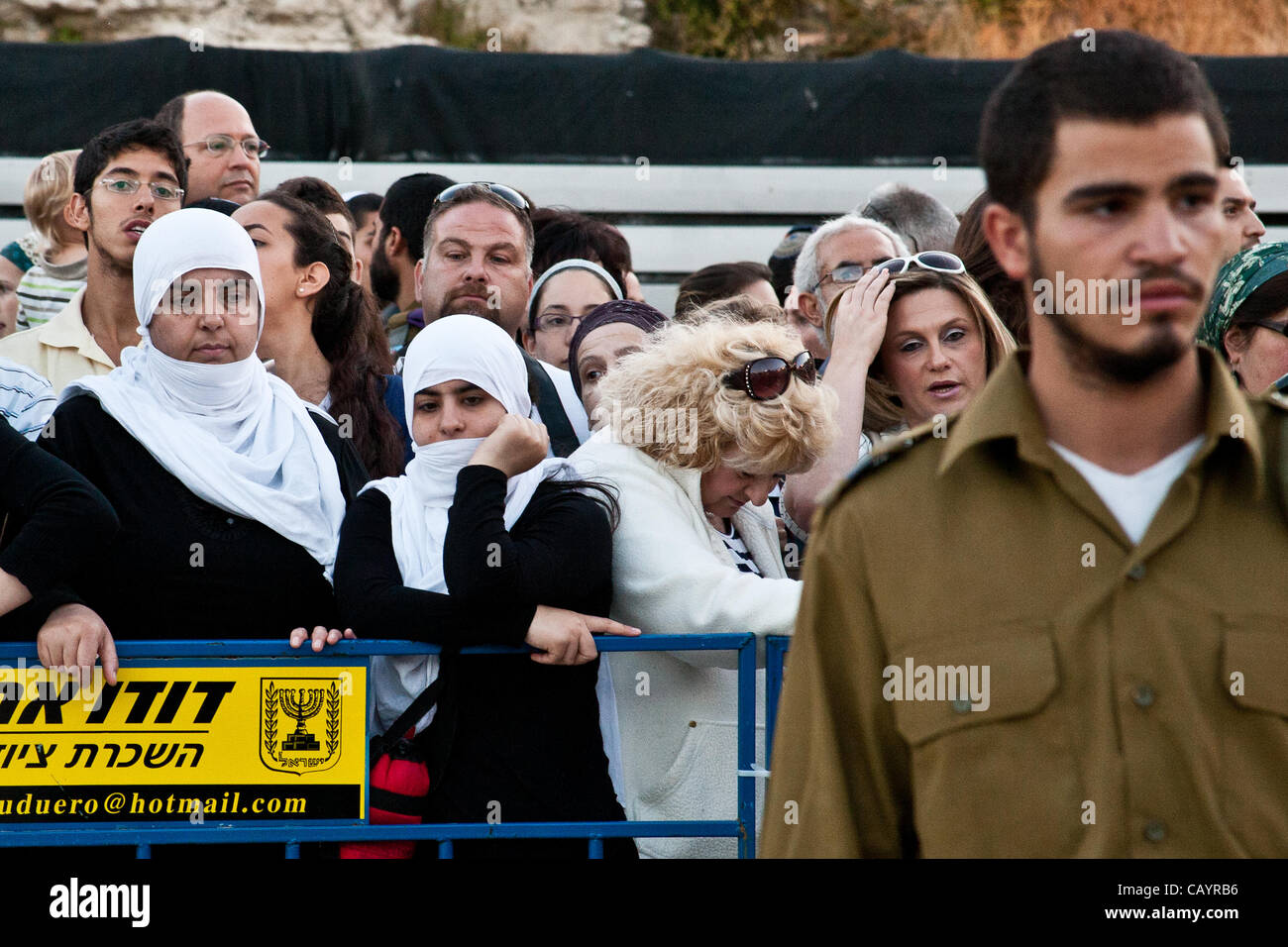 Familien der Drusen Soldaten besuchen eine Zeremonie in der Western Wall, in denen kürzlich ausgearbeiteten Golani-Brigade IDF Soldaten Loyalität gegenüber dem Staat schwören, und der IDF. Jerusalem, Israel. 10. Mai 2012. Stockfoto