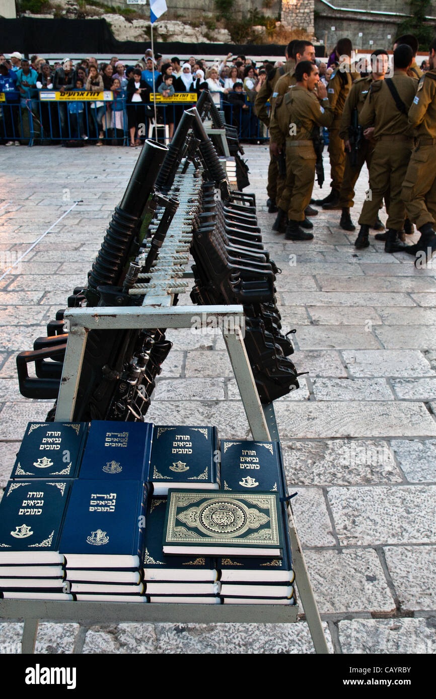 Ein Stapel von Bibeln erwartet Verteilung an Soldaten der Golani-Brigade, nachdem sie Treue auf Staat und IDF in einer Zeremonie schwören zu beginnen. Ein Buch oben rechts ist ein heiliges Buch der Drusen. Jerusalem, Israel. 10. Mai 2012. Stockfoto