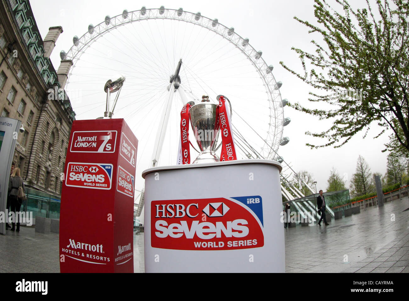 09.05.2012. London, England.  Marriott London Sevens Trophy am London Eye Aussteller - HSBC Sevens World Series Trophy Stockfoto