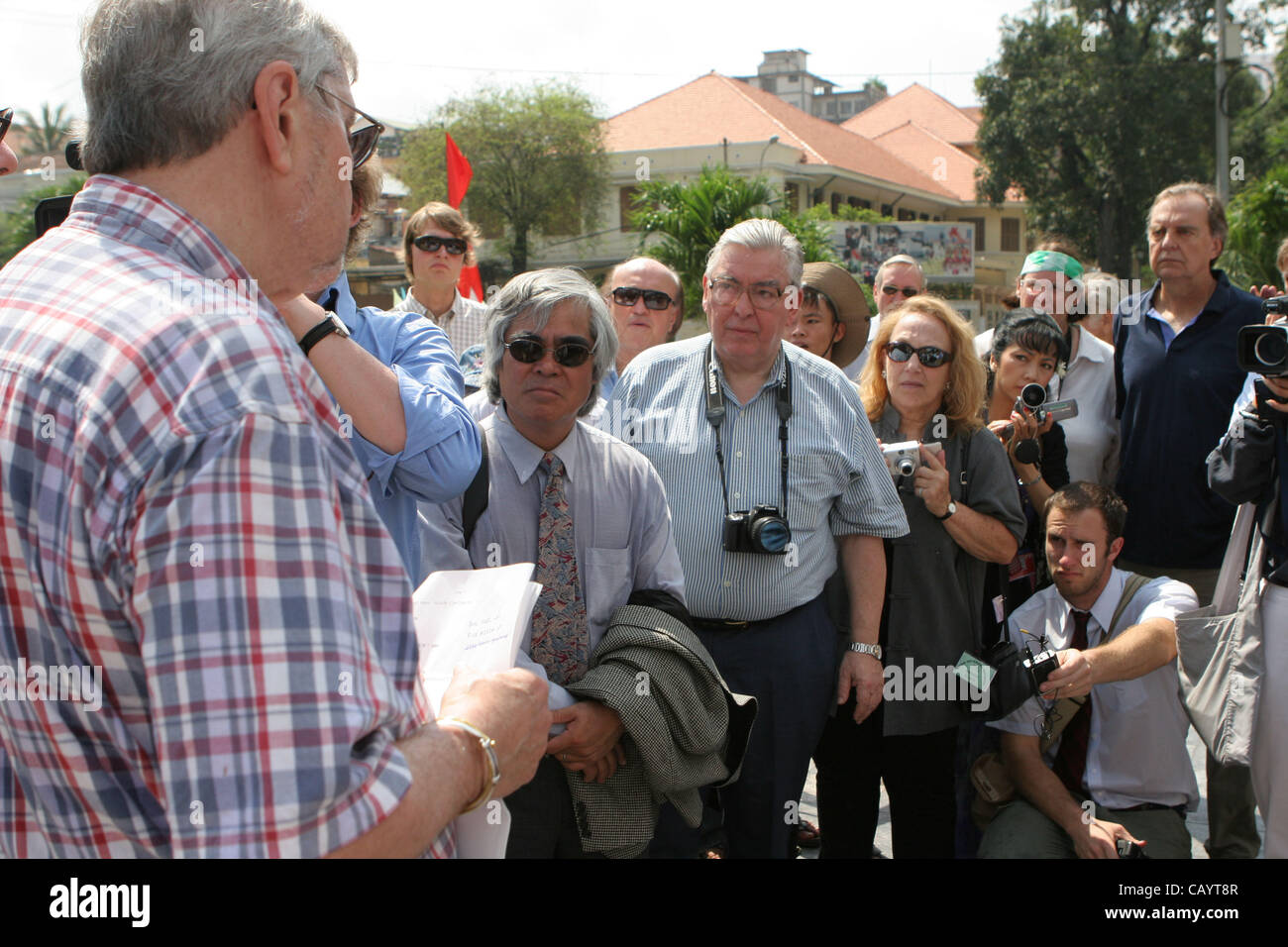 1. Mai 2005; Ho Chi Minh City, VIETNAM;  (L-R) Fotograf NICK UTand HORST FAAS trauern um an einer Trauerfeier für den verstorbenen Vietnamkrieg Medien-Veteranen in Ho Chi Minh City, Vietnam. Eine Liste mit Namen von Medien, die im Vietnam-Krieg starb wurde gelesen. Obligatorische Credit: Foto von Krista Kennell/ZUMA Press. ( Stockfoto