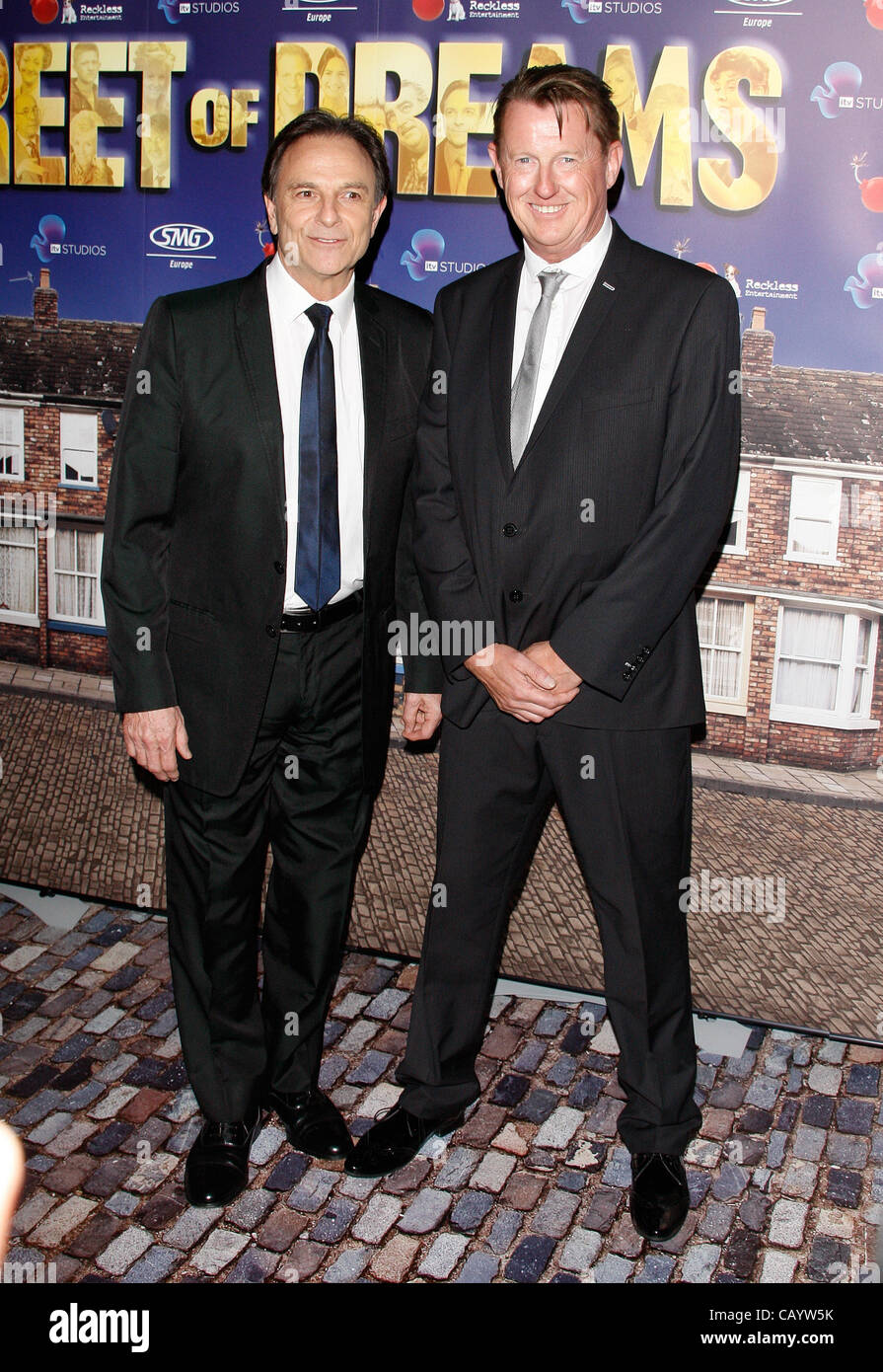 KEVIN KENNEDY & BRIAN CAPRON Straße der Träume MUSICAL PREMIER MANCHESTER ARENA MANCHESTER ENGLAND 10. Mai 2012 Stockfoto