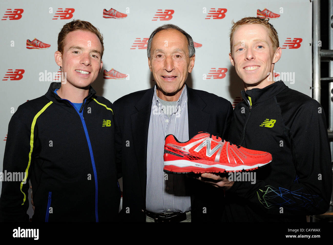 10. Mai 2012 Gastgeber Kanada - Toronto, Kanada - New Balance eine Vorschau von New Balance 890 Canada Limited Edition Schuh zur Feier des kanadischen Olympischen Marathonläufer Eric Gillis und Reid Coolsaet an der Academy Of Lions. Gillis und Coolsaet sind die ersten kanadischer Marathonläufer an Qualität für die Olympischen Spiele Stockfoto