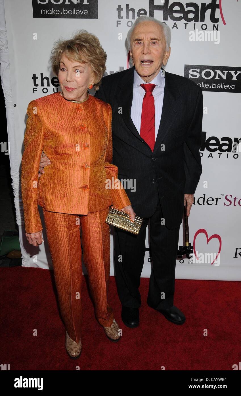 10. Mai 2012 - Los Angeles, Kalifornien, USA - 10. Mai 2012 - Los Angeles, Kalifornien, USA - Schauspieler KIRK DOUGLAS und Frau ANNE DOUGLAS auf der The Heart Foundation Veranstaltung abgehaltenen Hollywood Palladium. (Kredit-Bild: © Paul Fenton/ZUMAPRESS.com) Stockfoto