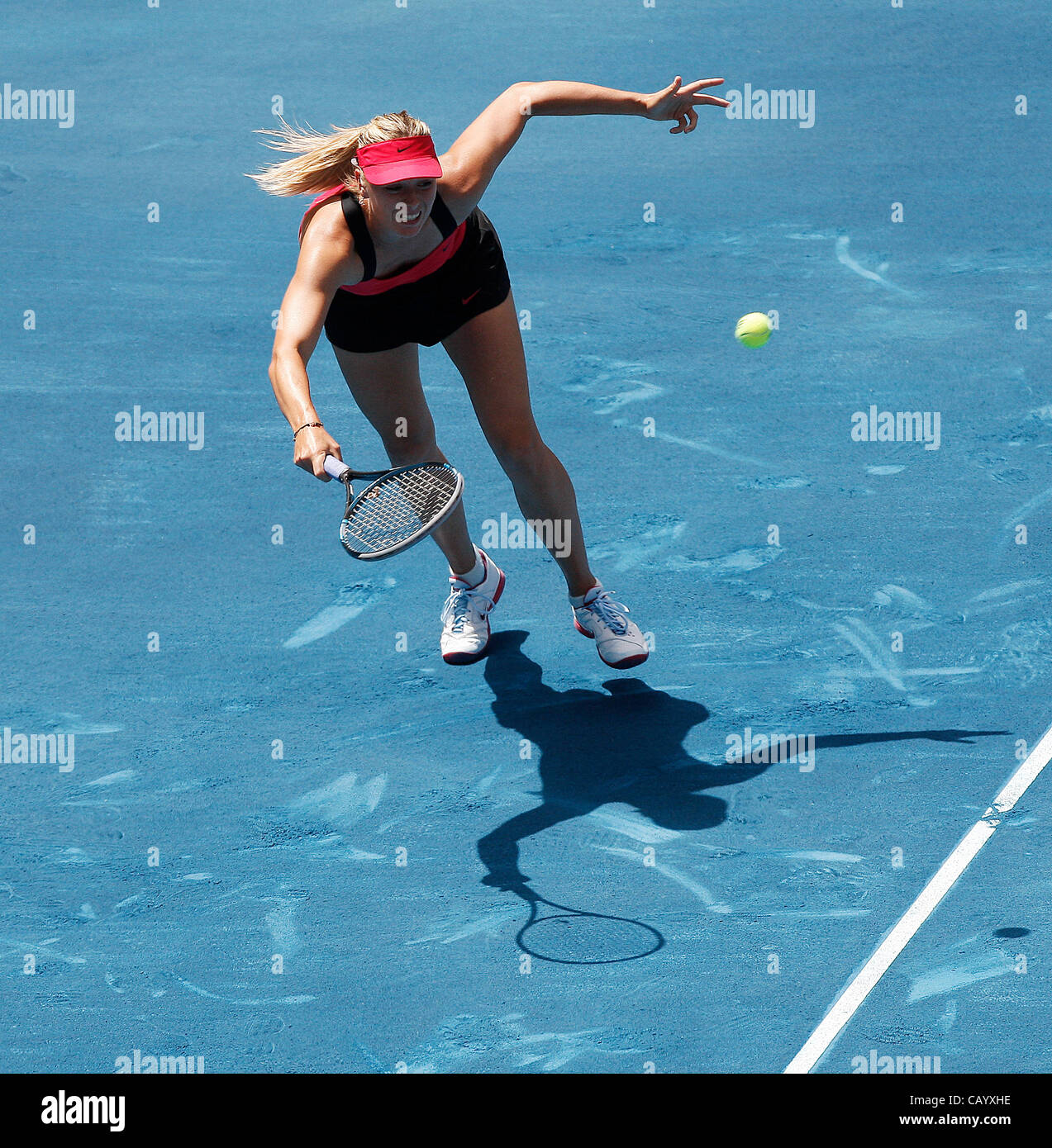 11.05.2012 Madrid, Spanien. Maria Sharapova in Aktion gegen Serena Williams im 1/4 Finale Einzel WTA Madrid Masters Tennisturnier. Stockfoto