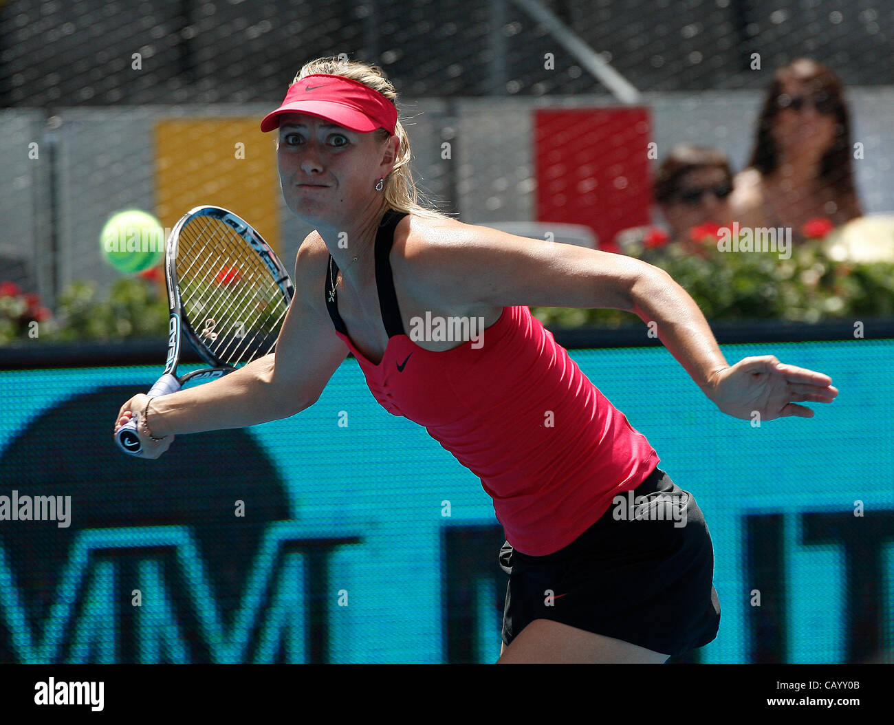 11.05.2012 Madrid, Spanien. Maria Sharapova in Aktion gegen Serena Williams während des Viertelfinales der einzigen WTA Madrid Masters Tennisturnier.  Williams kreuzte Vergangenheit Nummer 2 gesetzte Sharapova mit einem Score von 6-1, 6-3 Stockfoto