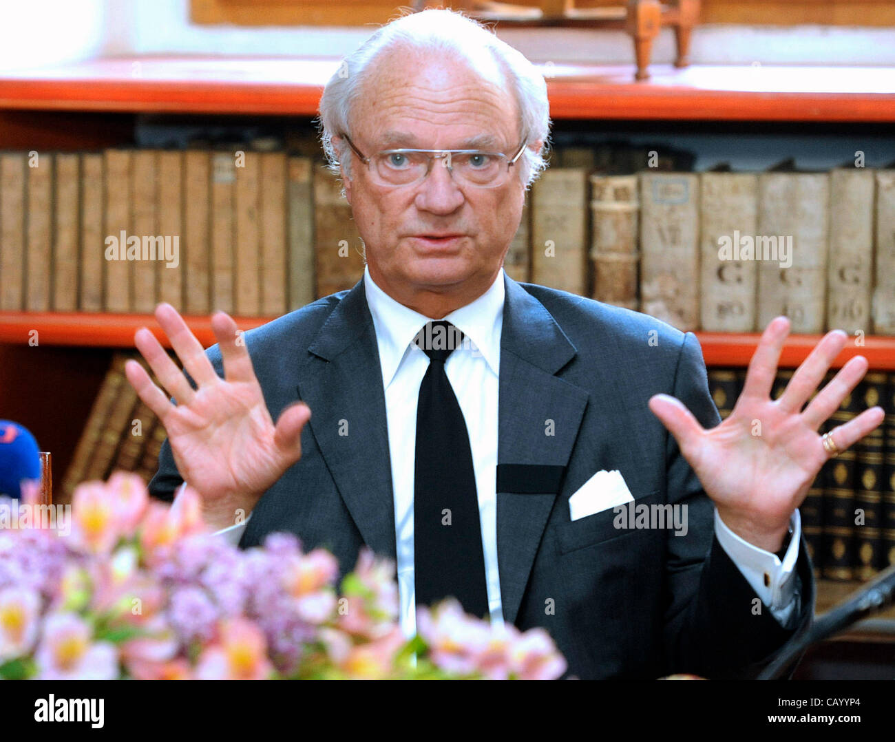 König Carl XVI. Gustaf von Schweden besucht die Pressekonferenz in der Bibliothek des Klosters Strahov in Prag am Freitag, 11. Mai 2012. Der schwedische König ist in der Tschechischen Republik zusammen mit einer Mission der Königlich Schwedischen Akademie der technischen Wissenschaften (IVA) deren Schirmherrin die er ist. (CTK Foto/Stanislav Stockfoto