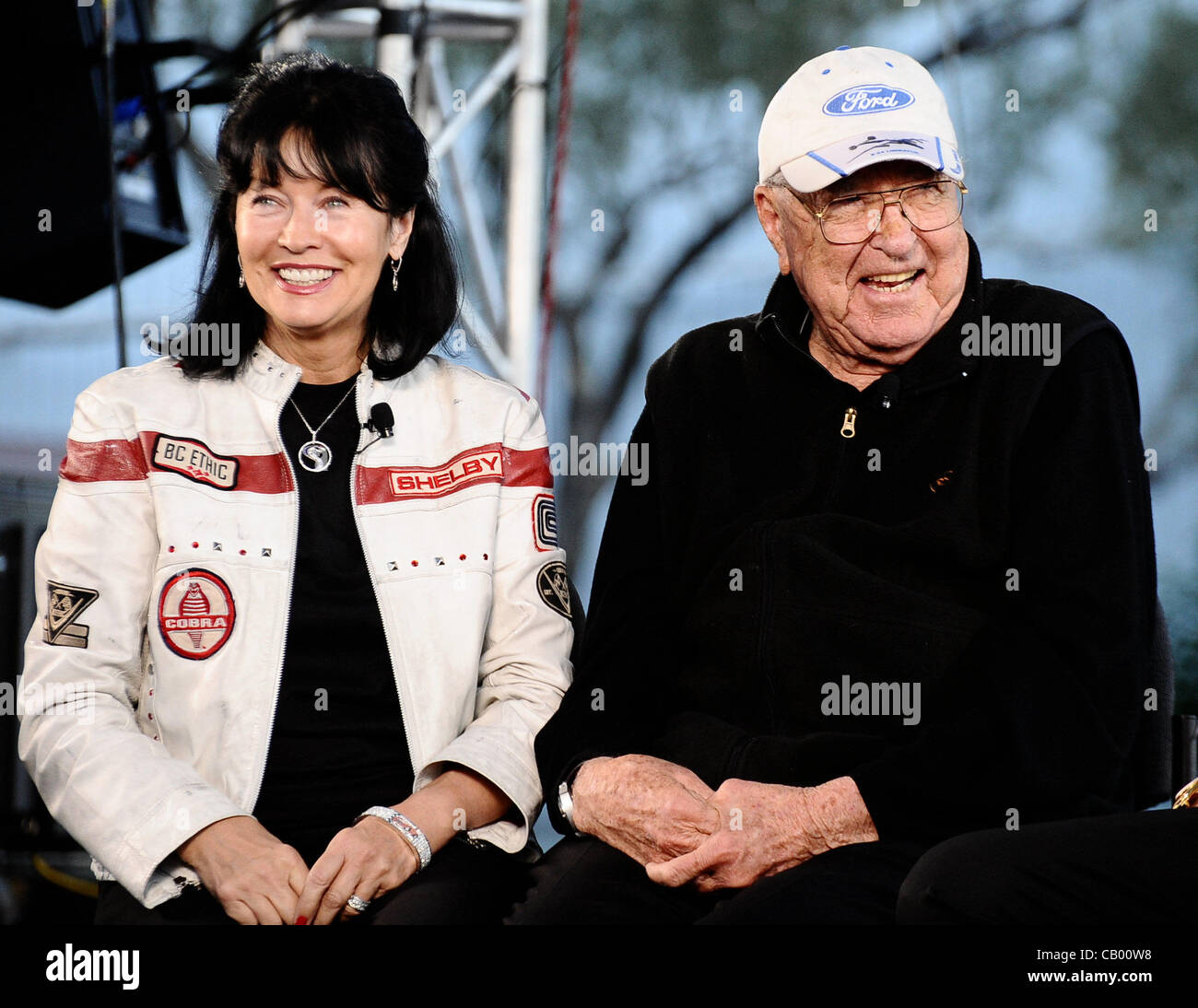 7. November 2008 zeigen in Las Vegas - Las Vegas, Nevada, USA - Auto Legion CARROLL SHELBY und seine Frau CLEO während der SEMA Automotive Aftermarket Show 2008 (Spezialität Equipment Markeet Association). (Kredit-Bild: © gen Blevins/ZUMA Press) Stockfoto