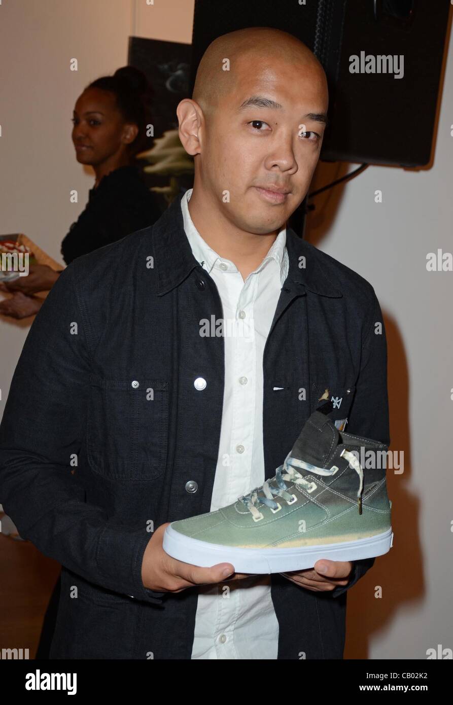 New York, USA. Jeffstaple im Ankunftsbereich für Project Canvas Ausstellung und Art Gala, die Opera Gallery, New York, NY 11. Mai 2012. Foto von: Derek Sturm/Everett Collection Stockfoto