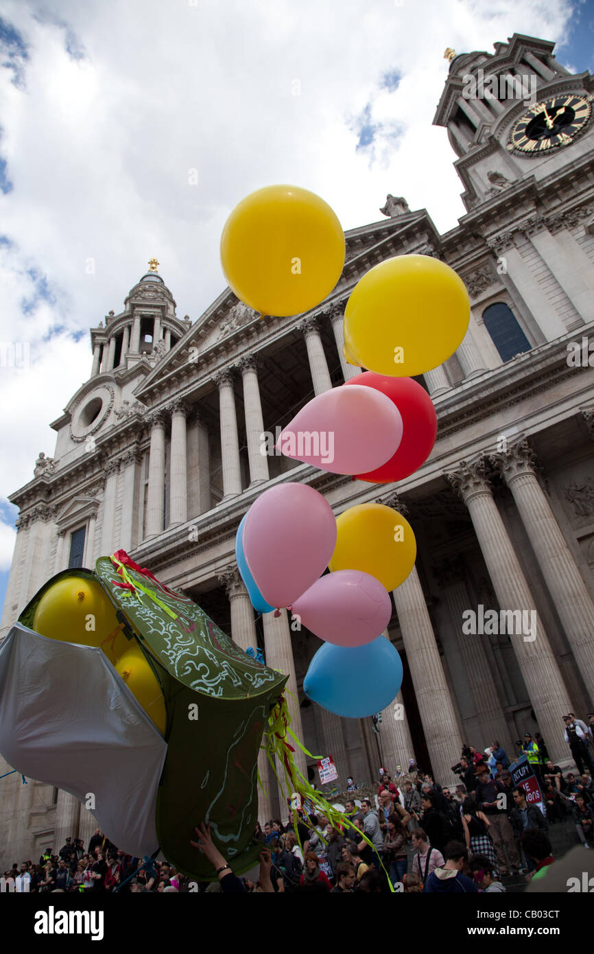 London, UK. 12. Mai 2012 Zelt mit Helium-Ballons gefüllt ist schwebte über Massen von Demonstranten versammelten sich auf den Stufen der St. Pauls Cathedral. Der Protest war Teil einer globalen Aktionstag gegen was die Demonstranten sagen die 1 % sind. Stockfoto