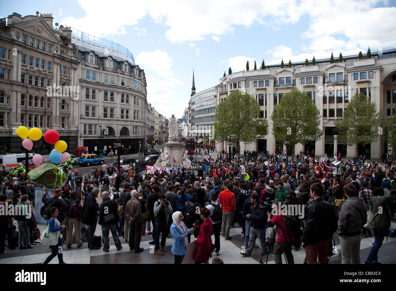 London, UK. 12 Mai 2012 sind Mitglieder der Occupy London Bewegung und anderen Demonstranten versammelten sich in St. Paul vor dem Umzug in die Stadt Ziel nennen sie die "1 %" Institutionen. Stockfoto