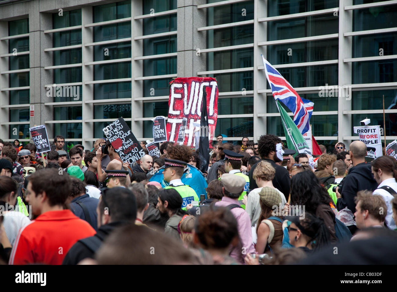 London, UK. 12 Mai 2012 sind Mitglieder der Occupy London Bewegung und anderen Demonstranten versammelten sich in St. Paul vor dem Umzug in die Stadt Ziel nennen sie die "1 %" Institutionen. Stockfoto