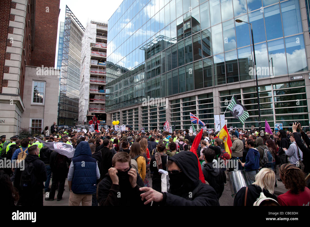 London, UK. 12 Mai 2012 sind Mitglieder der Occupy London Bewegung und anderen Demonstranten versammelten sich in St. Paul vor dem Umzug in die Stadt Ziel nennen sie die "1 %" Institutionen. Stockfoto