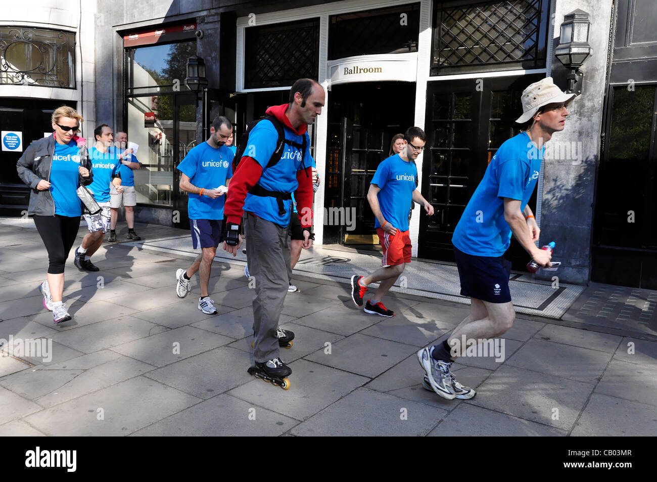 LONDON, UK, Samstag, 12. Mai 2012. Mitarbeiter und Führungskräfte von Starwood London Hotels im Zentrum laufen, zu Fuß oder mit dem Fahrrad eine halbe Marathon oder volle Marathon um Geld für UNICEF zu sammeln. Ziel war es, mindestens 5000 Pfund für ein UNICEF-Bildungsprogramm in Äthiopien zu erhöhen. Stockfoto