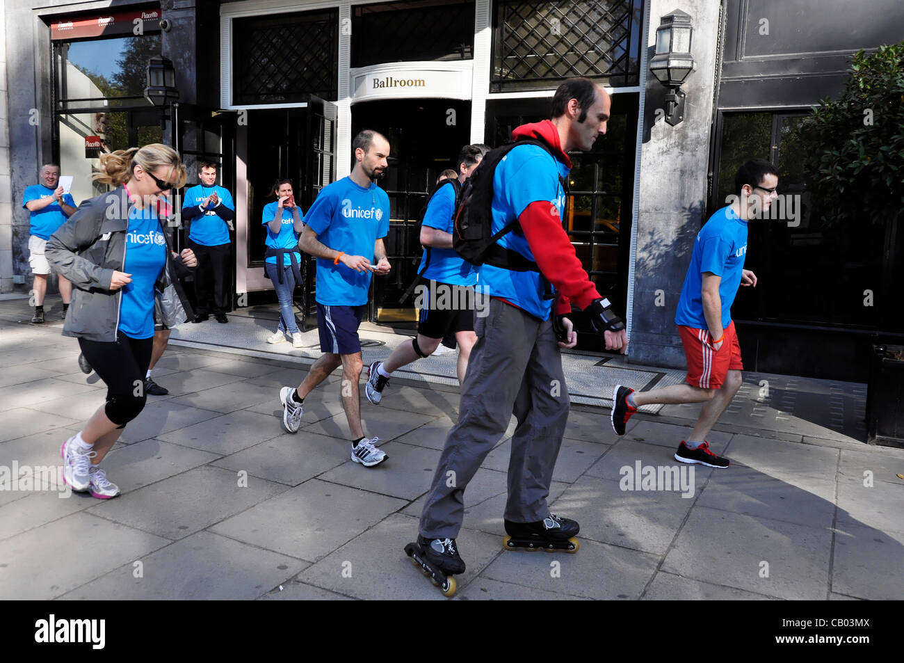 LONDON, UK, Samstag, 12. Mai 2012. Mitarbeiter und Führungskräfte von Starwood London Hotels im Zentrum laufen, zu Fuß oder mit dem Fahrrad eine halbe Marathon oder volle Marathon um Geld für UNICEF zu sammeln. Ziel war es, mindestens 5000 Pfund für ein UNICEF-Bildungsprogramm in Äthiopien zu erhöhen. Stockfoto