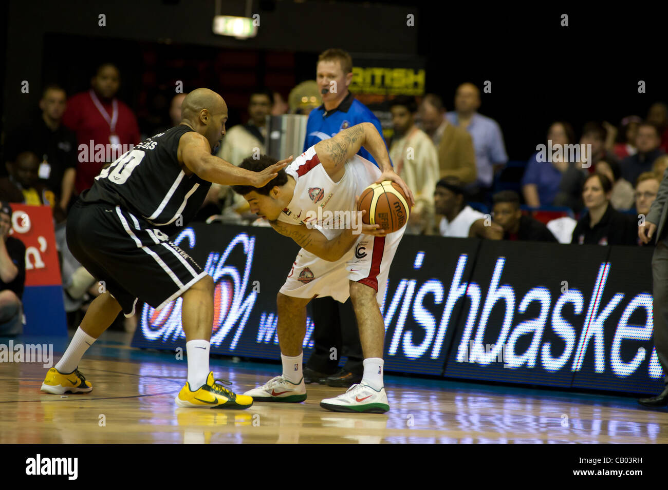 12.05.2012 Birmingham, England. Newcastle Adler V Leicester Riders. Cameron Rundles (Leicester Riders) und fabelhafte Flournoy (Newcastle Eagles) in Aktion während der BBL Meisterschaft Finale spielte an der NIA in Birmingham. Newcastle Eagles machte es eine Tabula Rasa von allen vier British Basketball League t Stockfoto