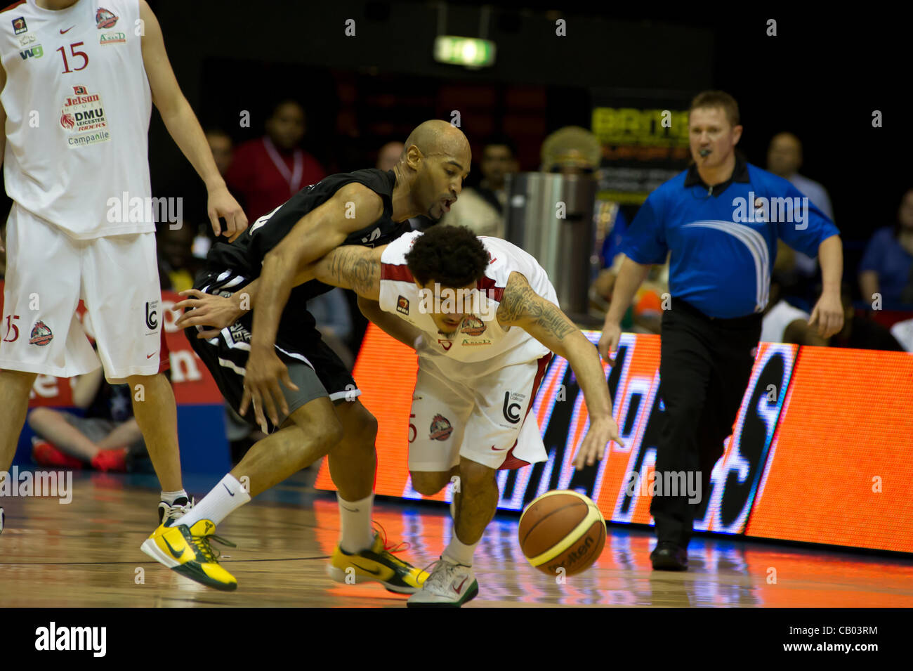 12.05.2012 Birmingham, England. Newcastle Adler V Leicester Riders. Cameron Rundles (Leicester Riders) und fabelhafte Flournoy (Newcastle Eagles) in Aktion während der BBL Meisterschaft Finale spielte an der NIA in Birmingham. Newcastle Eagles machte es eine Tabula Rasa von allen vier British Basketball League t Stockfoto