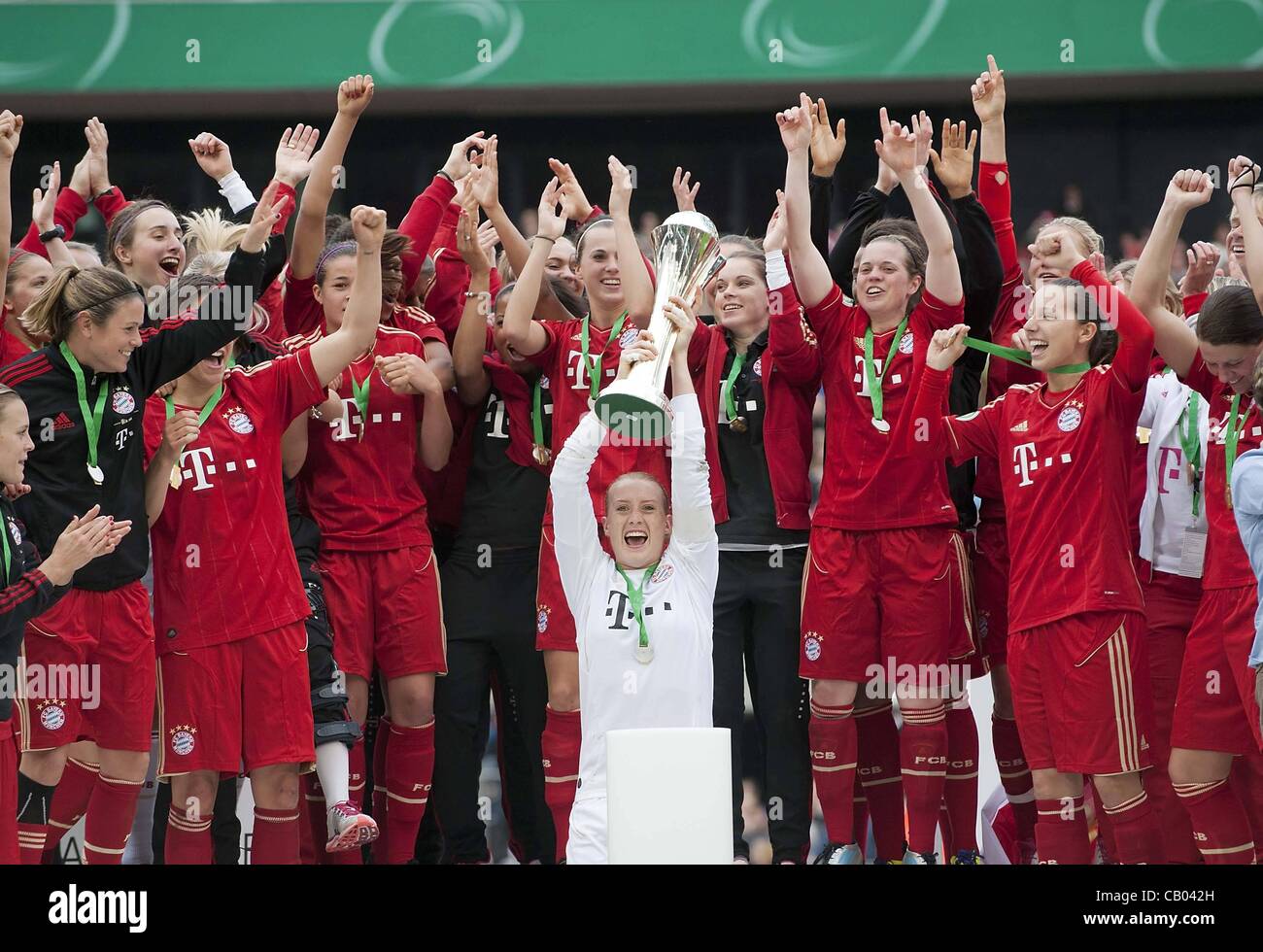 12.05.2012. Köln, Deutschland. Deutsche Damen-Cup-Finale FFC Frankfurt Vs FC Bayern München Torwart Kathrin Langert jubeln mit dem Cup in Mannschaftsfoto Stockfoto