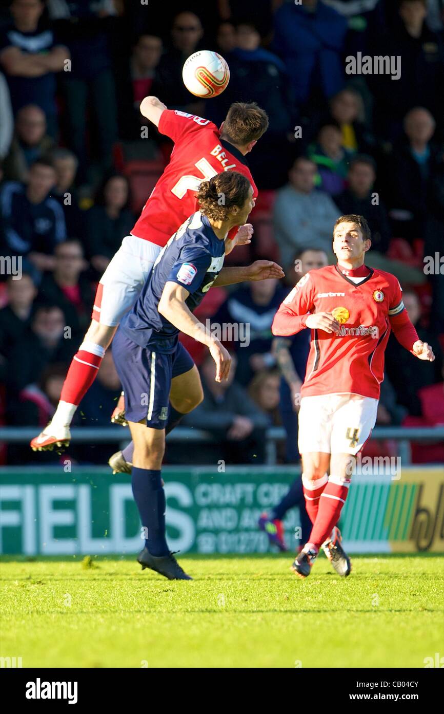 12.05.2012 Crewe, England. Crewe Alexandra F.C. englische Mittelfeldspieler Lee Bell und Southend United F.C. die tunesische Verteidiger Bilel Mohsni in Aktion während der NPower League 2 match zwischen Crewe Alexandra gegen Southend United im Gresty Road Stadium.  Crewe gewann das Hinspiel mit 1: 0. Stockfoto