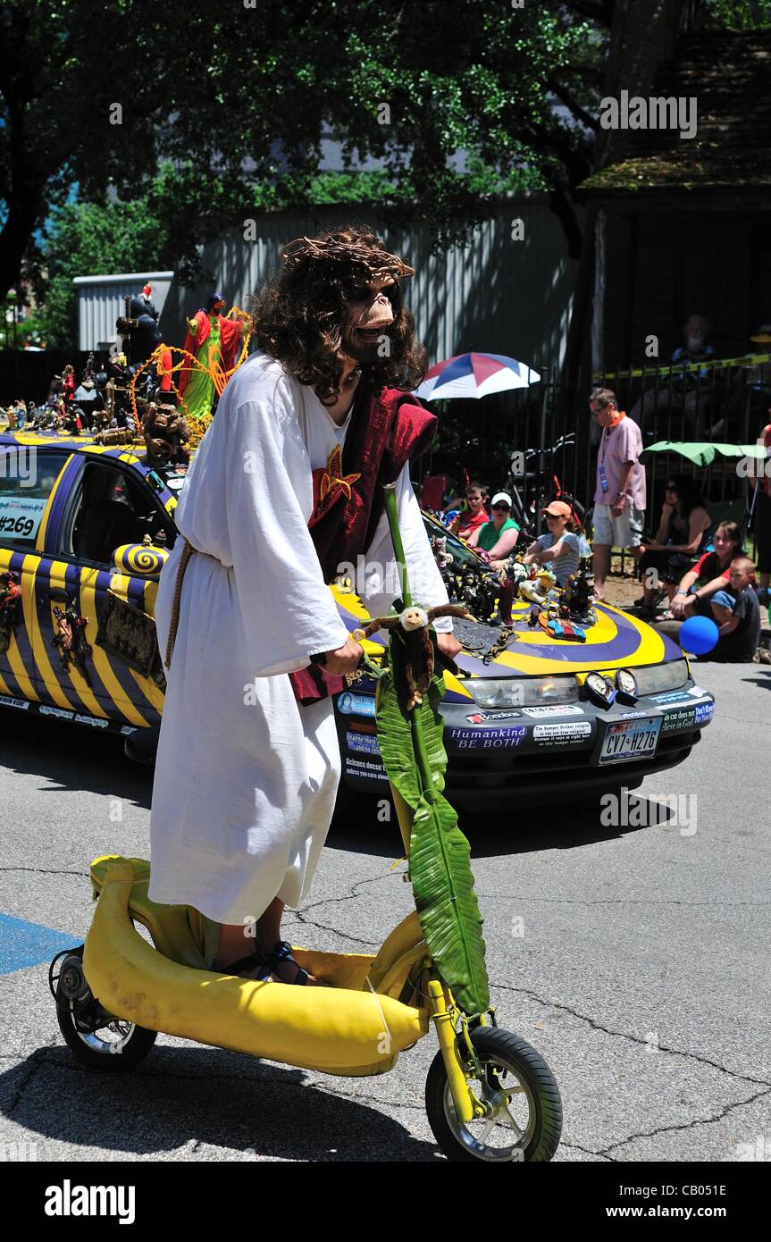 Jährliche Art Car Parade statt in der Innenstadt von Houston, Texas, USA, am 12. Mai 2012. Jesus auf einem Roller. Stockfoto