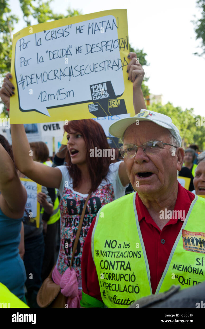 Barcelona, 12. Mai 2012. Tausende von Menschen aus der Bewegung "Indignados" manifestieren sich durch die Straßen der Innenstadt von Barcelona, die ungerechte Wirtschaftspolitik der Regierung in einer Show von Gewalt ein Jahr nach seiner Geburt zu verurteilen. Die Proteste weiterhin bis zum 15. Mai, dem Jahrestag der der Stockfoto