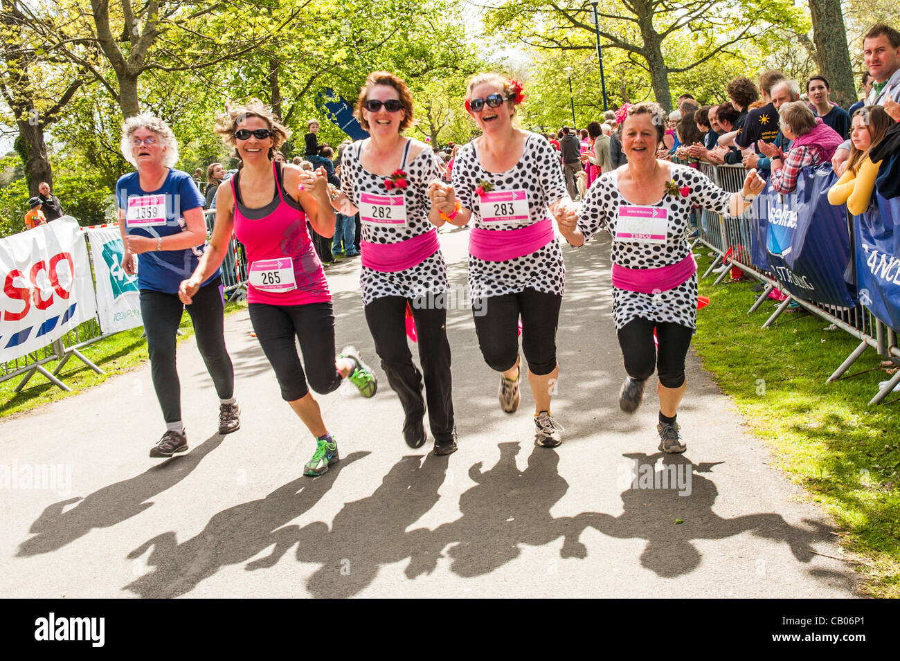 Sonntag, 13. Mai 2012, Aberystwyth Wales UK: Über 1600 Frauen und Mädchen von 3 bis 83 Jahre alt aus der ganzen Welt Mitte Wales lief und zu Fuß Stockfoto