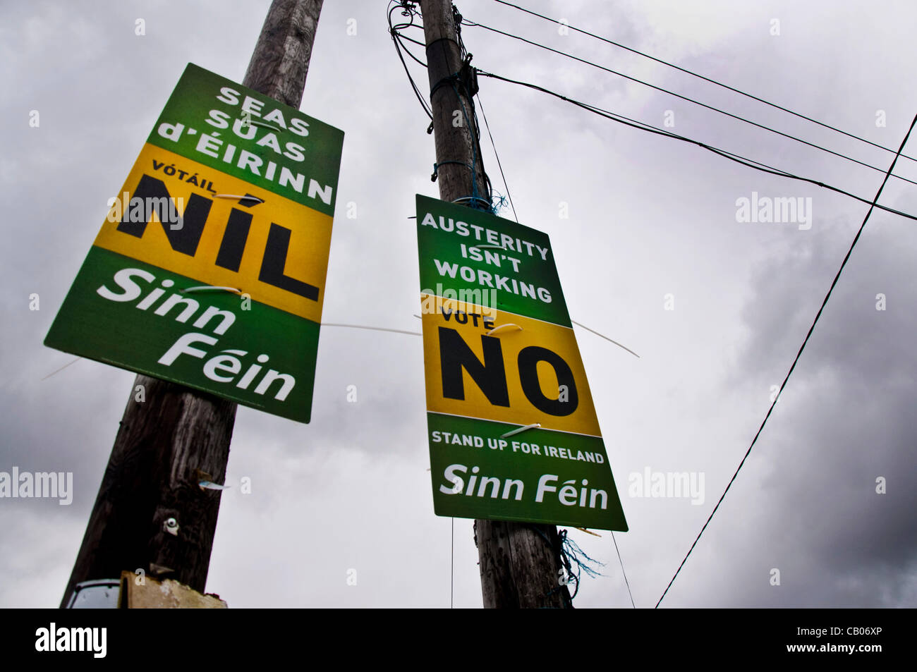 Mai 13. 2012.Ardara, County Donegal, Irland. Sinn Féin Plakate in Gälisch und Englisch drängen eine Nein-Stimme in der bevorstehenden Volksabstimmung über Europas neuen steuerlichen Vertrag am 31. Mai 2012 statt. Foto von: Richard Wayman/Alamy Stockfoto