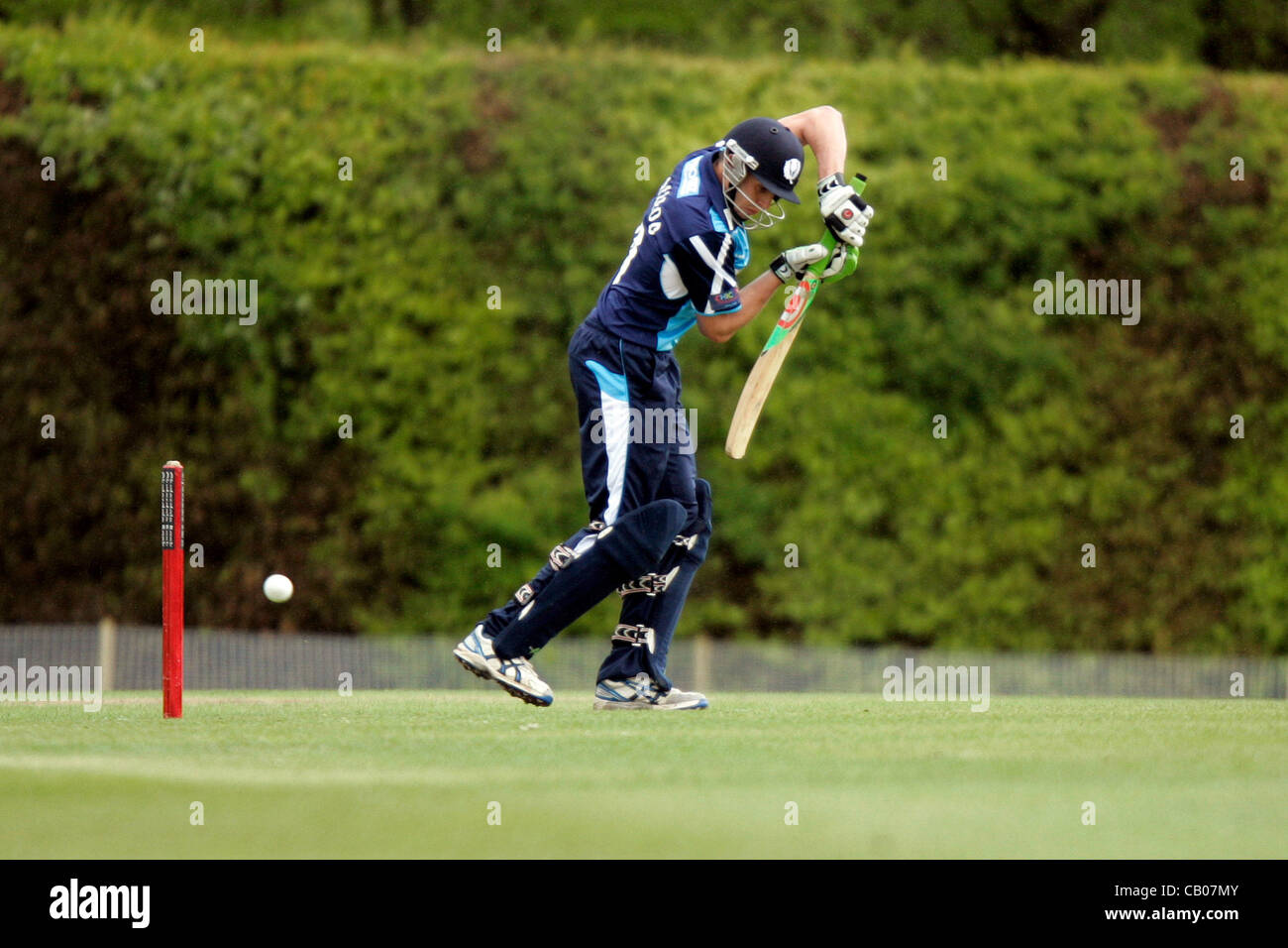 Den 13.05.2012 schottischen Saltires, schottische Saltires V walisischen Drachen.  CS-MacLeod in Aktion während des Spiels CB40 spielte im Uddingston Cricket Club. Das Spiel wurde nach nur 7 verregnet übernahmen waren wirklich begeistert. Stockfoto