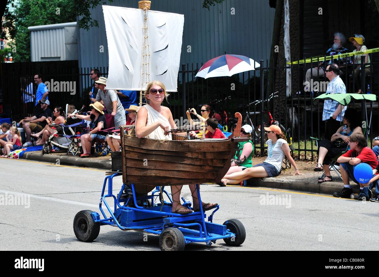 Jährliche Art Car Parade statt in der Innenstadt von Houston, Texas, USA, am 12. Mai 2012. Lady Helen segelt durch Straße. Stockfoto