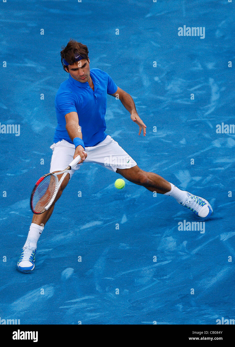 Roger Federer schlagen wieder aus dem ersten Satz an seine dritte Madrid Masters Titelgewinn mit freundlicher Genehmigung von einem 3-6 7-5 7-5 Sieg über Toma zu verlieren Stockfoto